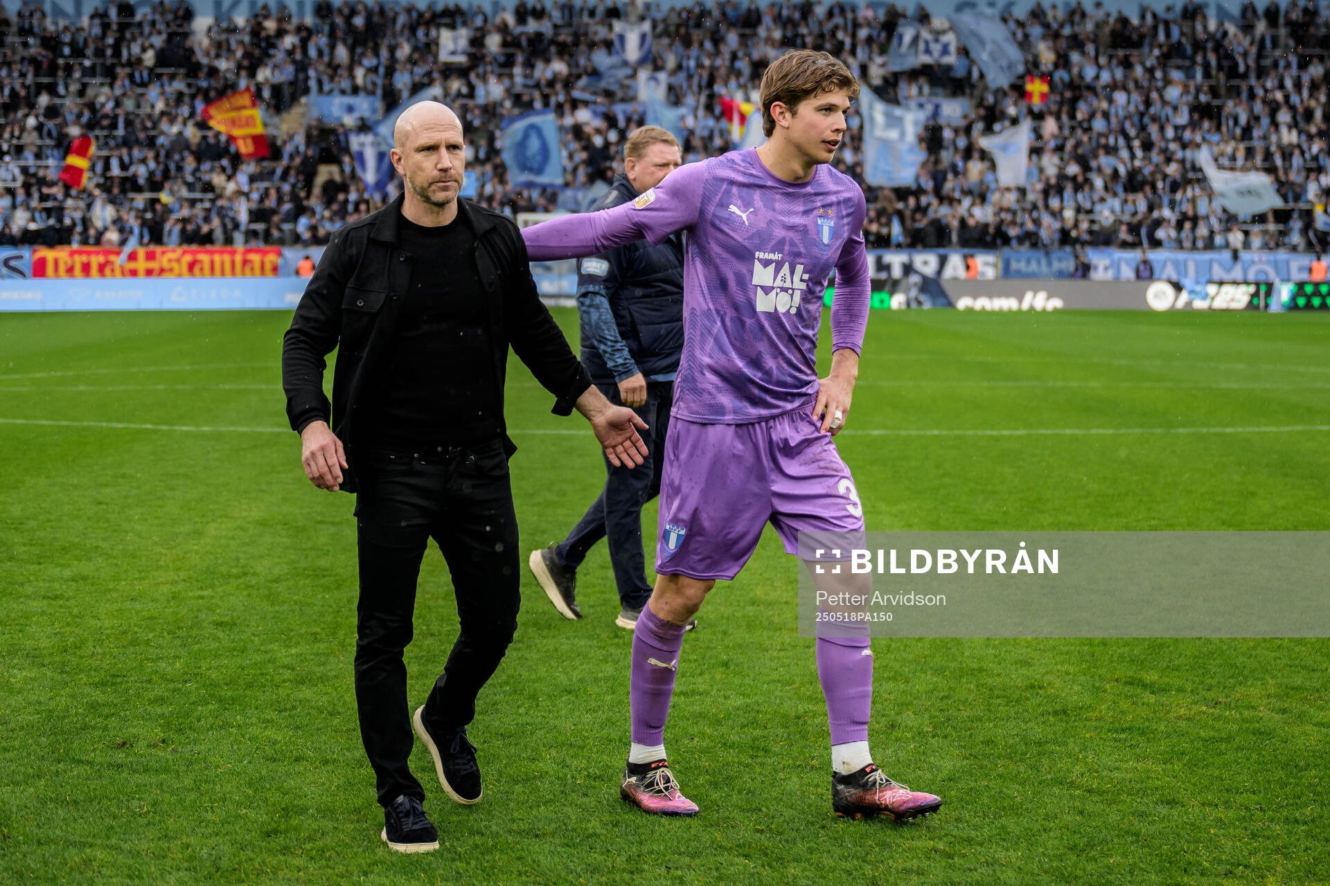 Malmö FFs tränare Henrik Rydström och målvakt Melker Ellborg efter fotbollsmatchen i Allsvenskan mellan Malmö FF och Halmstad den 18 maj 2025 i Malmö.