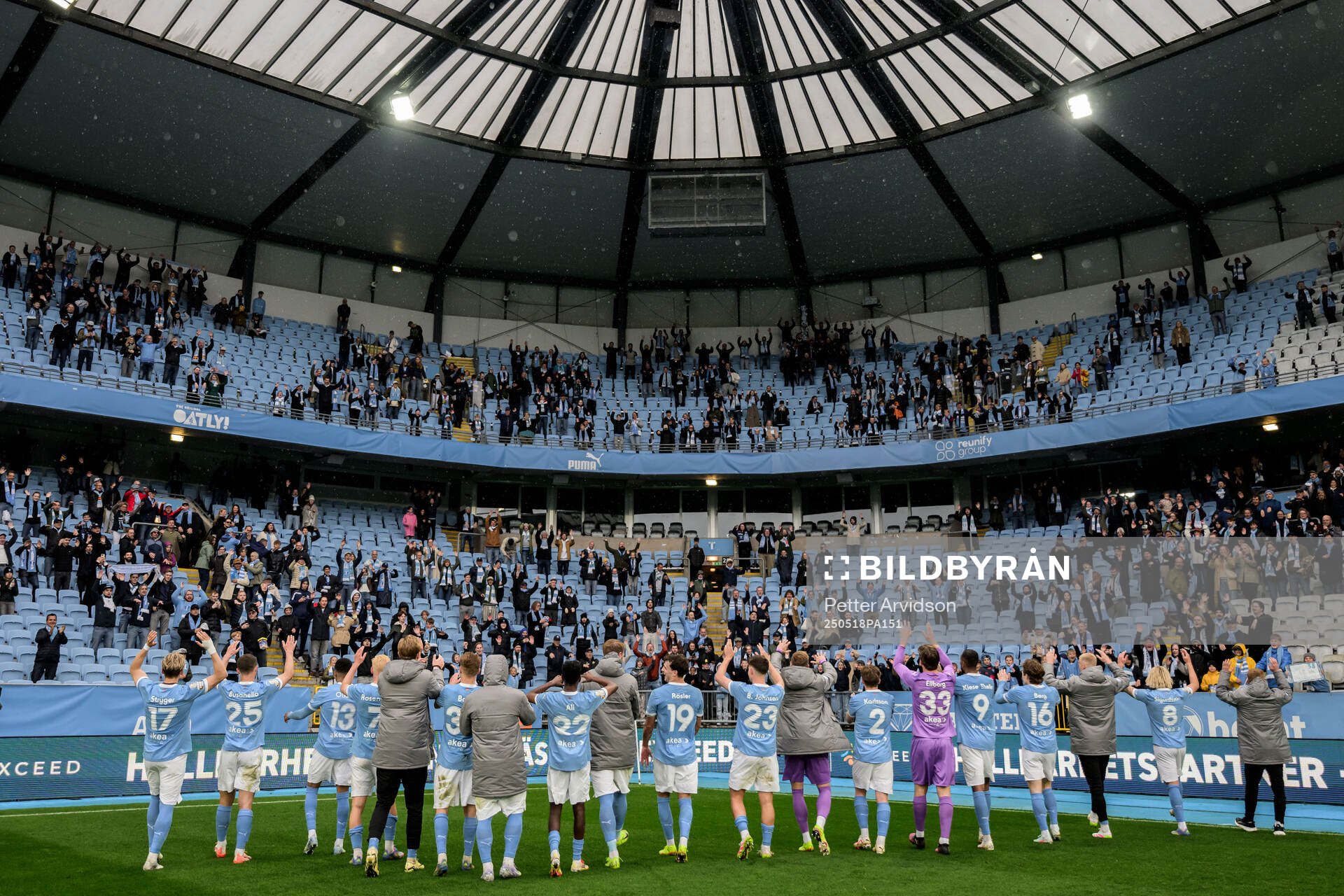 Malmö FFs spelare tackar publiken efter fotbollsmatchen i Allsvenskan mellan Malmö FF och Halmstad den 18 maj 2025 i Malmö. 