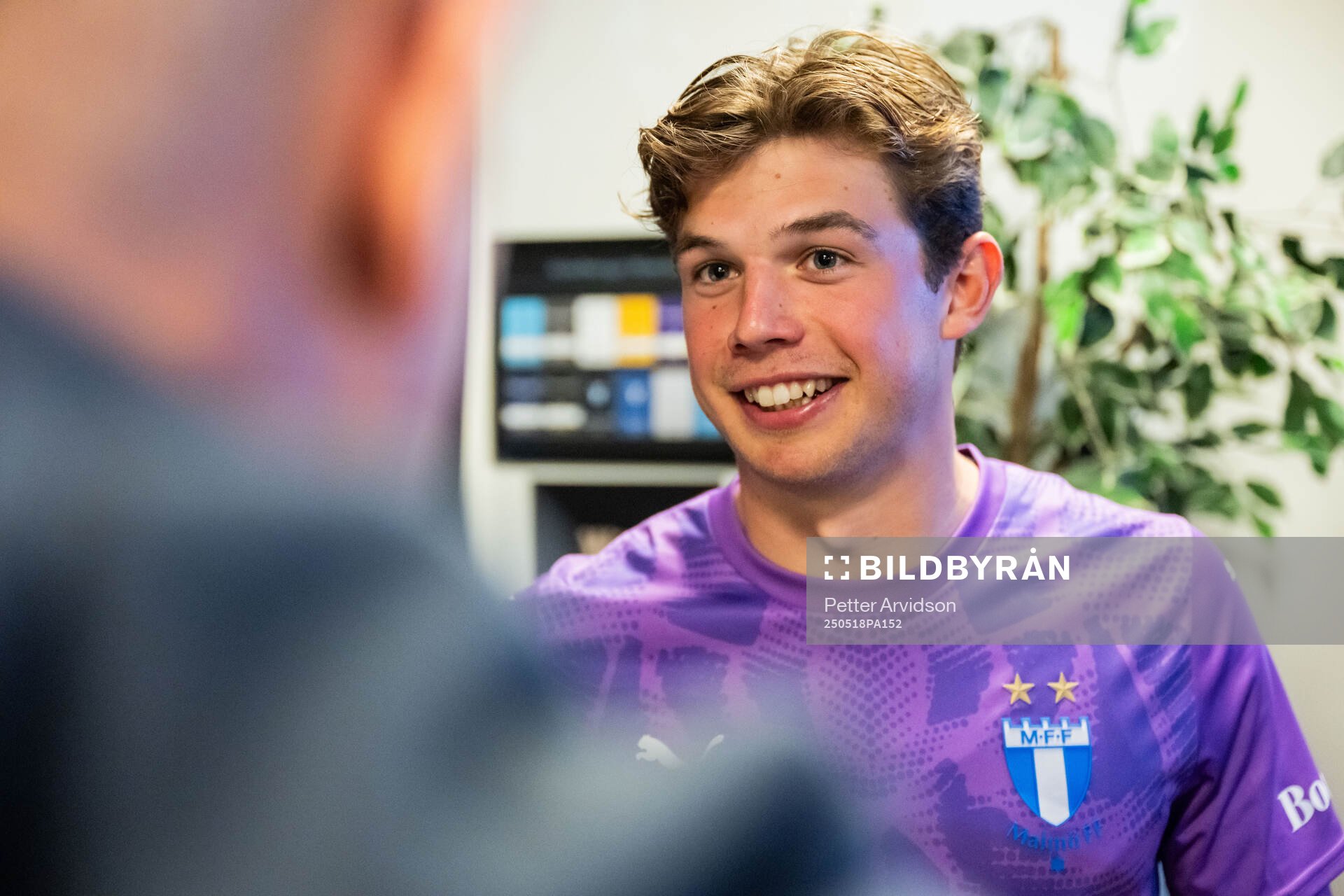 Malmö FFs målvakt Melker Ellborg intervjuas efter fotbollsmatchen i Allsvenskan mellan Malmö FF och Halmstad den 18 maj 2025 i Malmö. 