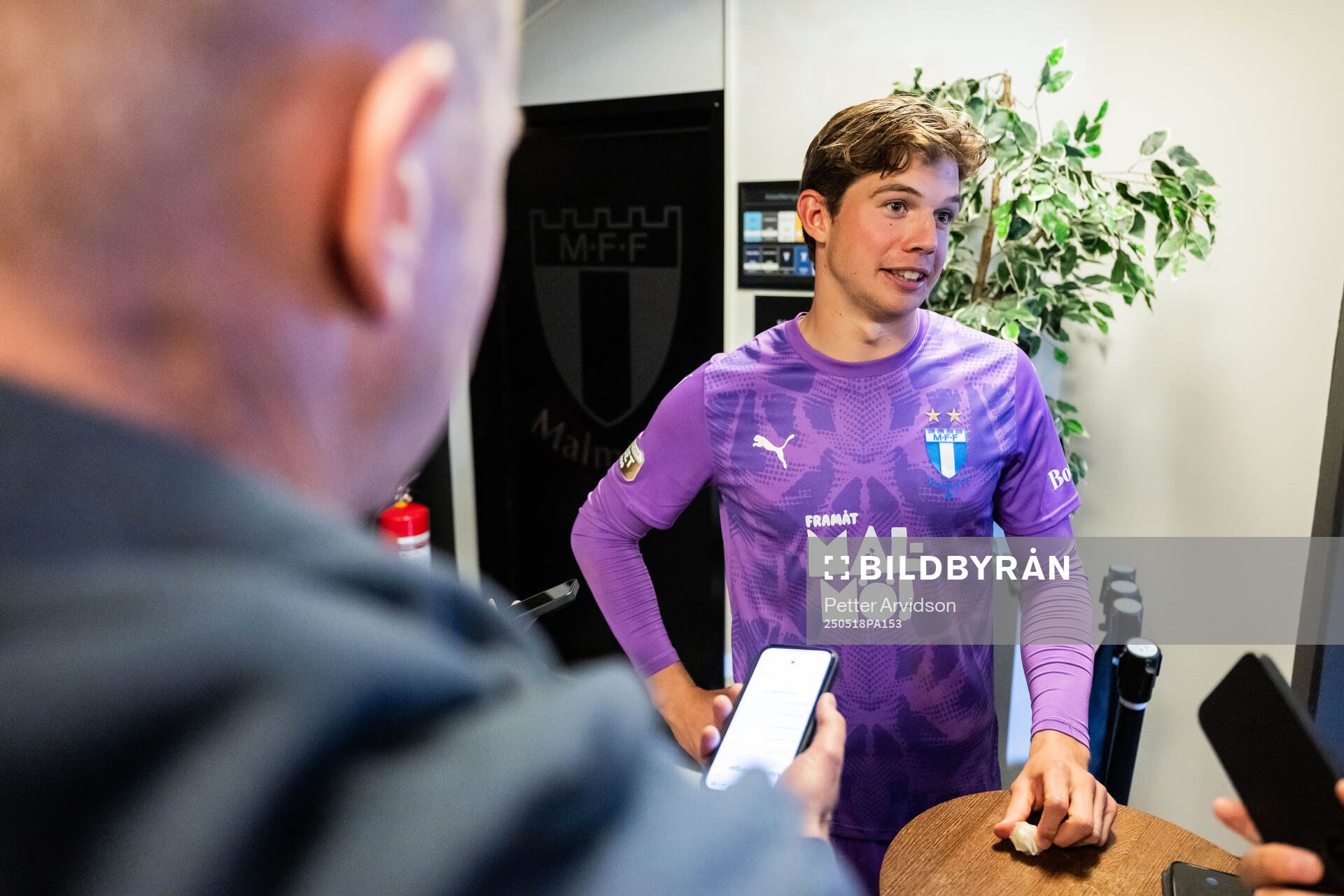Malmö FFs målvakt Melker Ellborg intervjuas efter fotbollsmatchen i Allsvenskan mellan Malmö FF och Halmstad den 18 maj 2025 i Malmö. 