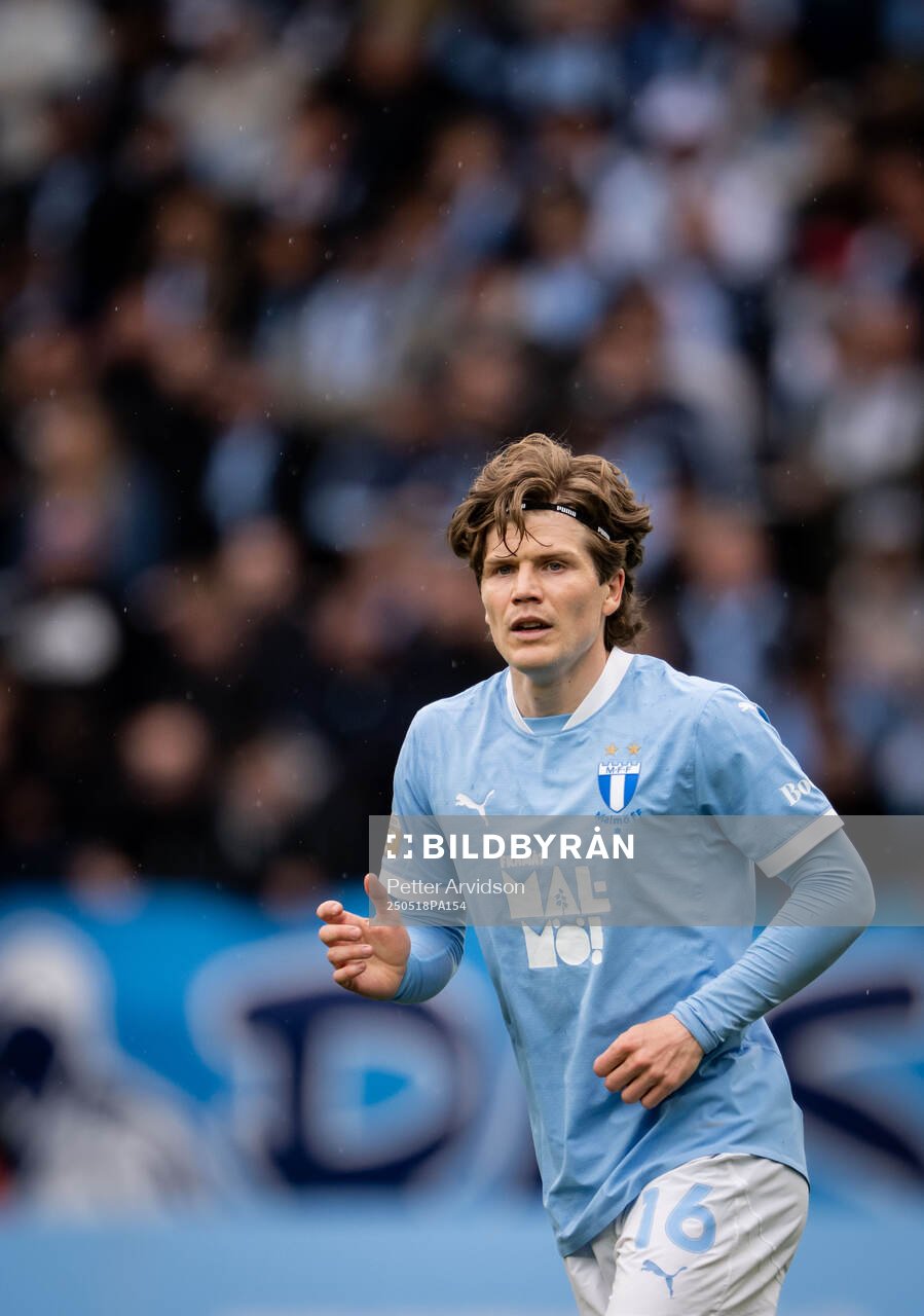 Malmö FFs Oliver Berg under fotbollsmatchen i Allsvenskan mellan Malmö FF och Halmstad den 18 maj 2025 i Malmö. 