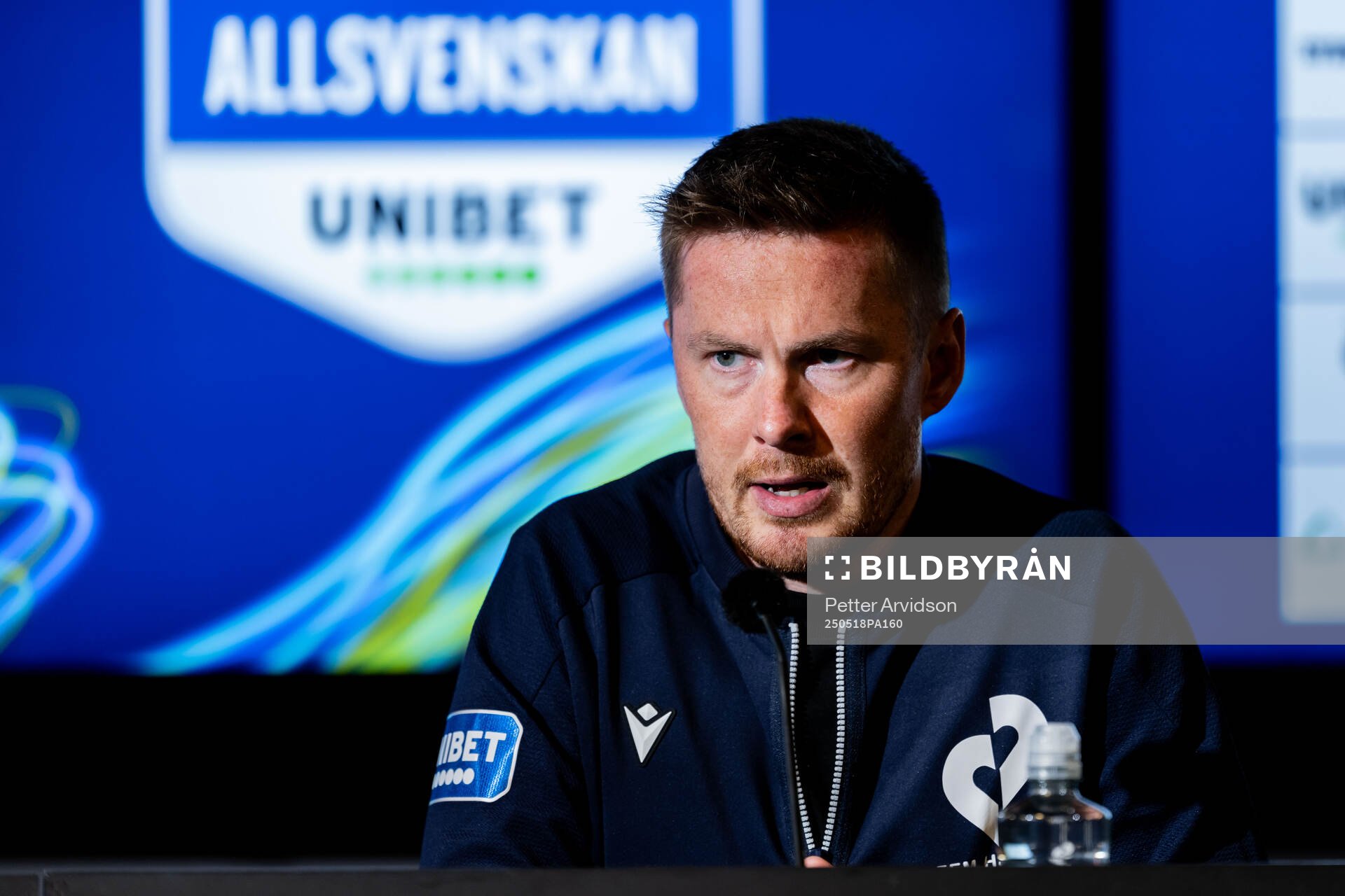 Halmstads huvudtränare Johan Lindholm under presskonferensen efter fotbollsmatchen i Allsvenskan mellan Malmö FF och Halmstad den 18 maj 2025 i Malmö.