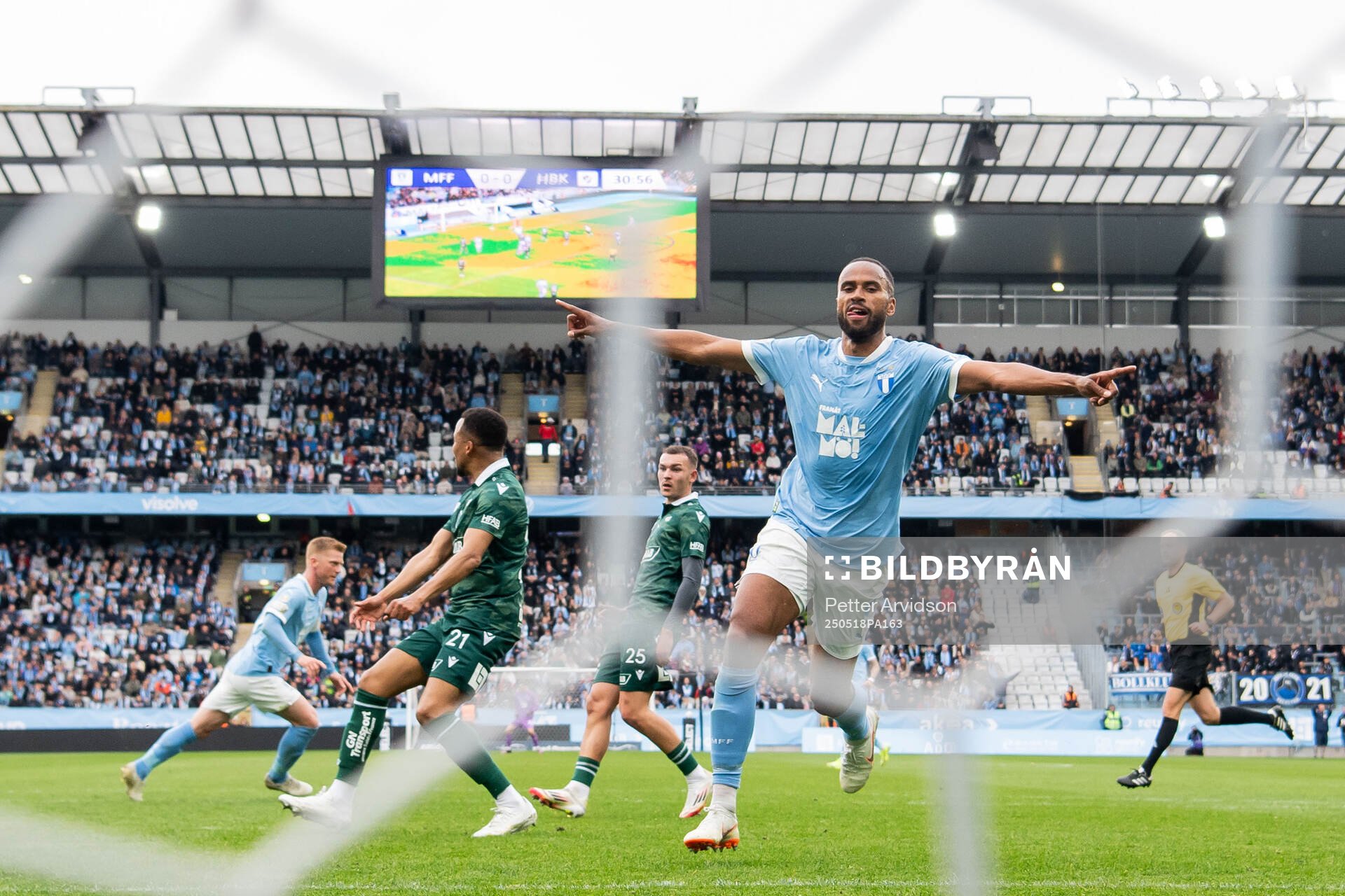 Malmö FFs Isaac Kiese Thelin jublar efter att Anders Christiansen gjort 1-0 målet under fotbollsmatchen i Allsvenskan mellan Malmö FF och Halmstad den 18 maj 2025 i Malmö.