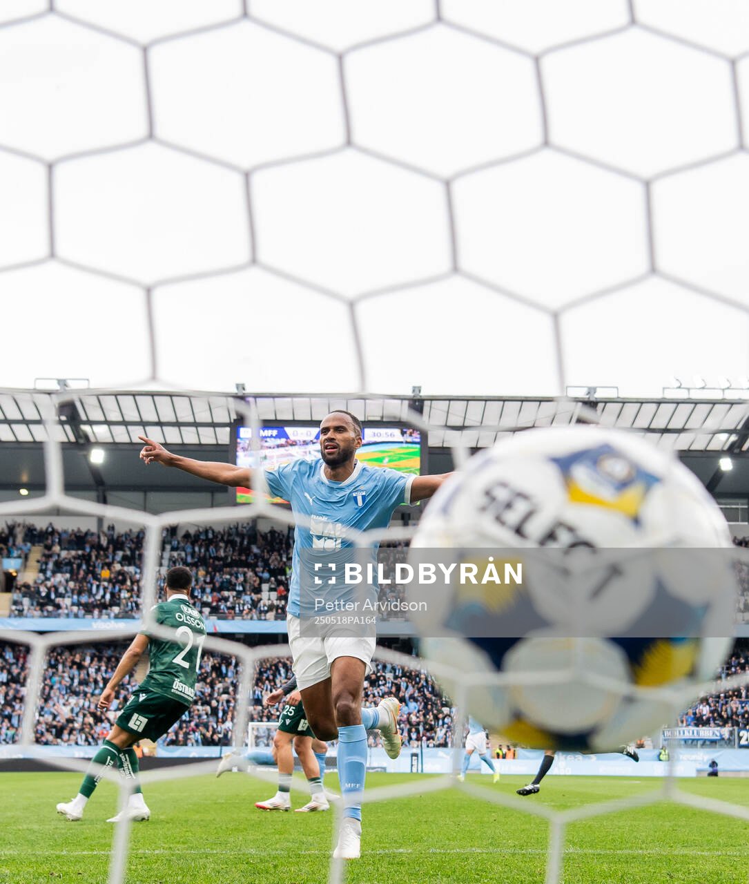 Malmö FFs Isaac Kiese Thelin jublar efter att Anders Christiansen gjort 1-0 målet under fotbollsmatchen i Allsvenskan mellan Malmö FF och Halmstad den 18 maj 2025 i Malmö.