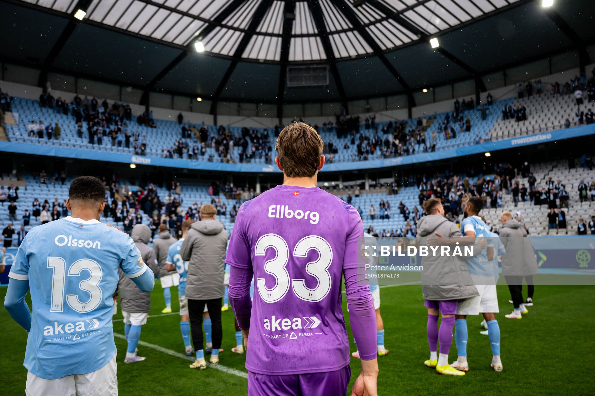 Malmö FFs målvakt Melker Ellborg efter fotbollsmatchen i Allsvenskan mellan Malmö FF och Halmstad den 18 maj 2025 i Malmö. 