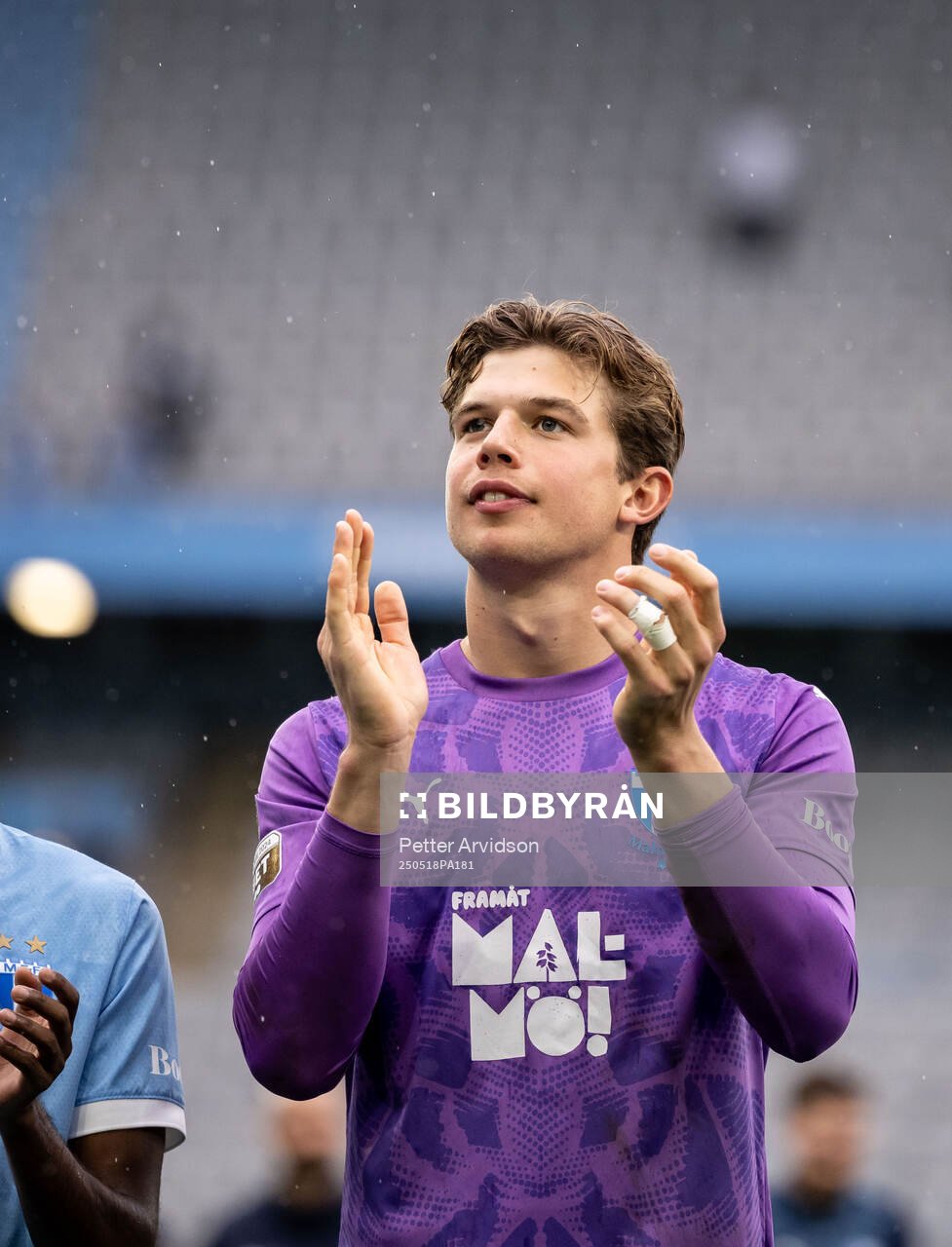 Malmö FFs målvakt Melker Ellborg efter fotbollsmatchen i Allsvenskan mellan Malmö FF och Halmstad den 18 maj 2025 i Malmö. 