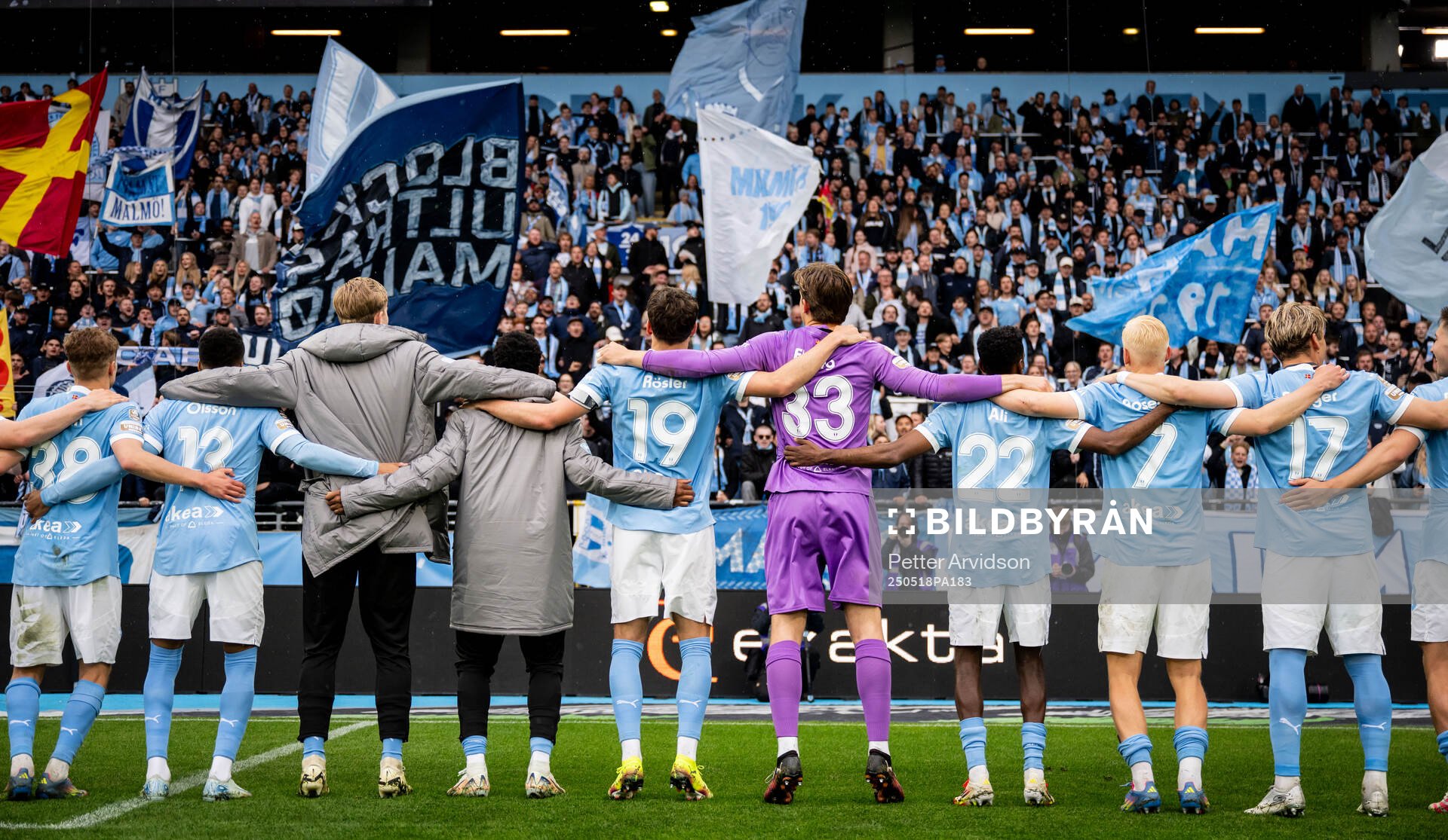 Malmö FFs spelare jublar framför supportrarna