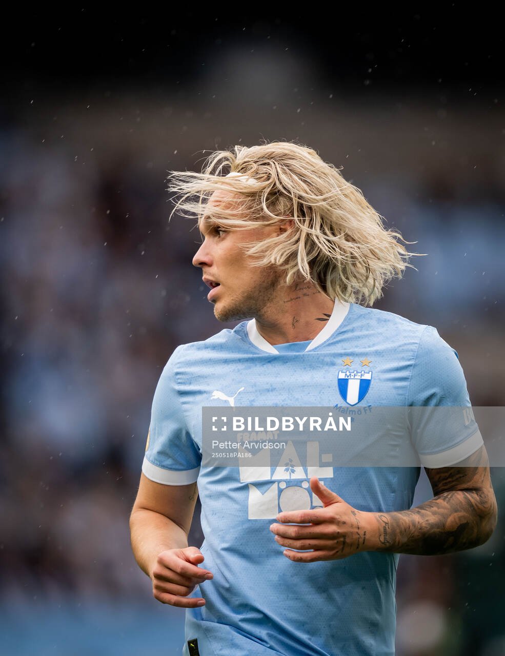 Malmö FFs Arnor Sigurdsson under fotbollsmatchen i Allsvenskan mellan Malmö FF och Halmstad den 18 maj 2025 i Malmö. 