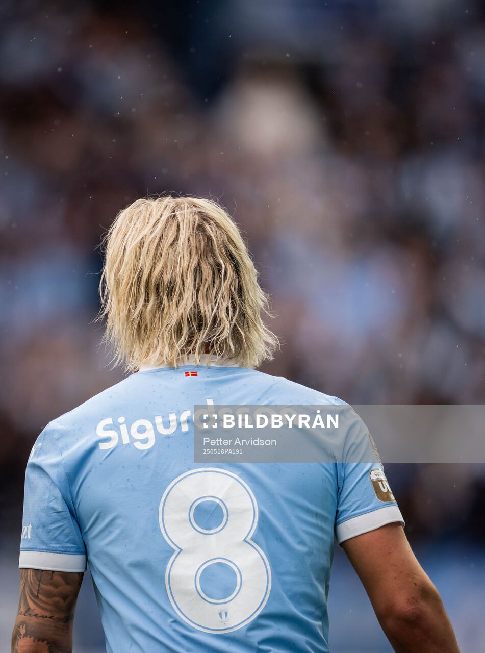 Malmö FFs Arnor Sigurdsson under fotbollsmatchen i Allsvenskan mellan Malmö FF och Halmstad den 18 maj 2025 i Malmö. 