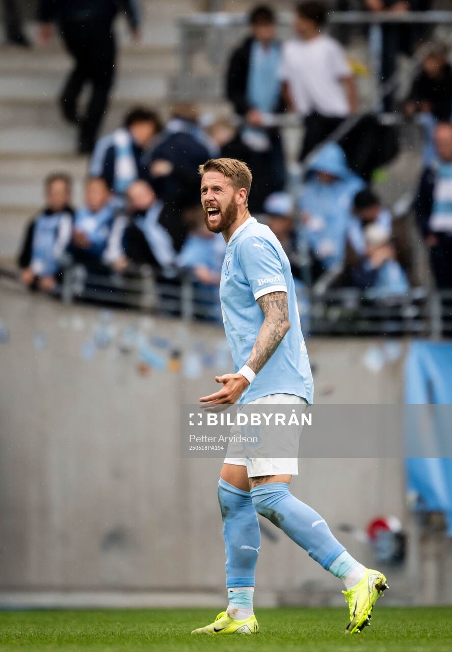 Malmö FFs Pontus Jansson under fotbollsmatchen i Allsvenskan mellan Malmö FF och Halmstad den 18 maj 2025 i Malmö. 