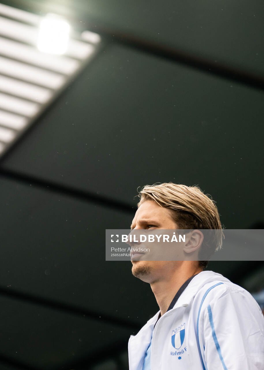 Malmö FFs Jens Stryger Larsen gör entré inför fotbollsmatchen i Allsvenskan mellan Malmö FF och Halmstad den 18 maj 2025 i Malmö. 
