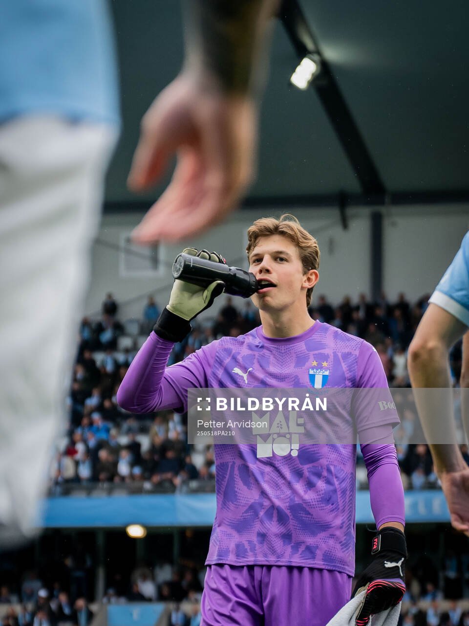 Malmö FFs målvakt Melker Ellborg inför fotbollsmatchen i Allsvenskan mellan Malmö FF och Halmstad den 18 maj 2025 i Malmö. 