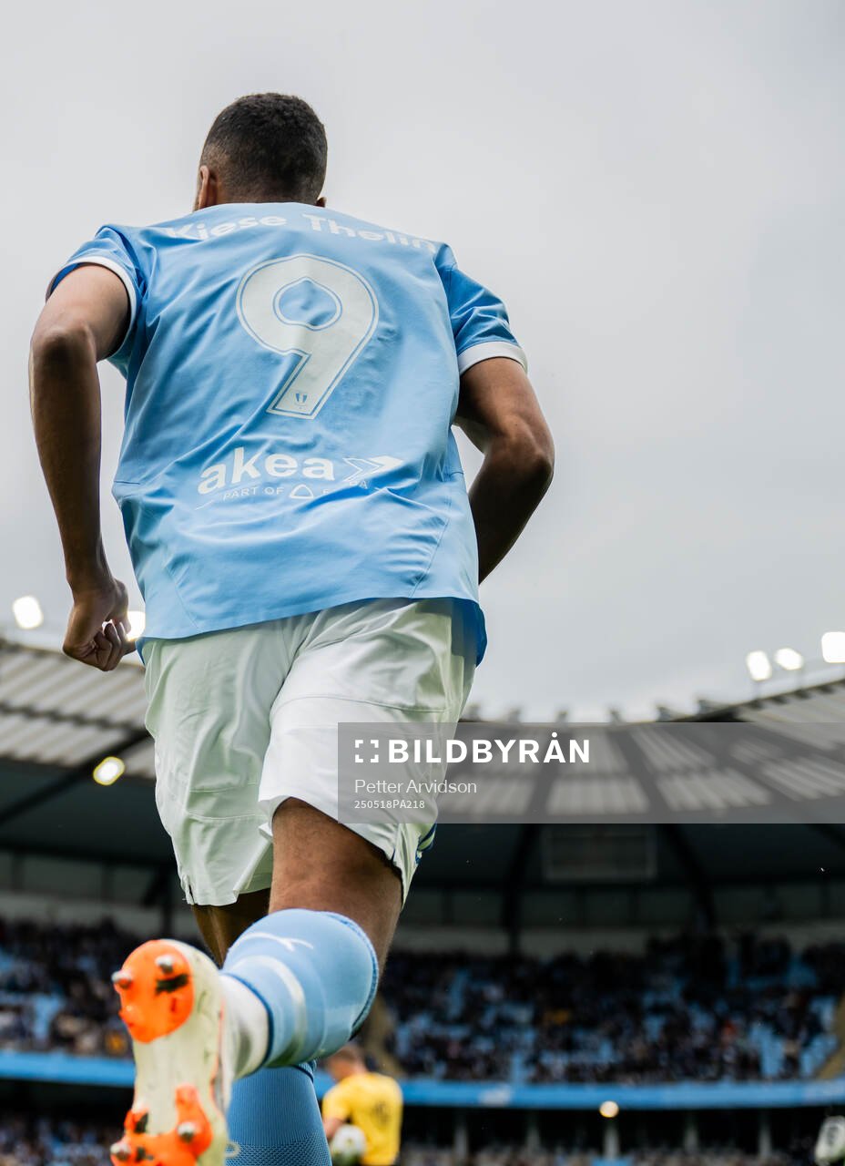 Malmö FFs Isaac Kiese Thelin inför fotbollsmatchen i Allsvenskan mellan Malmö FF och Halmstad den 18 maj 2025 i Malmö. 