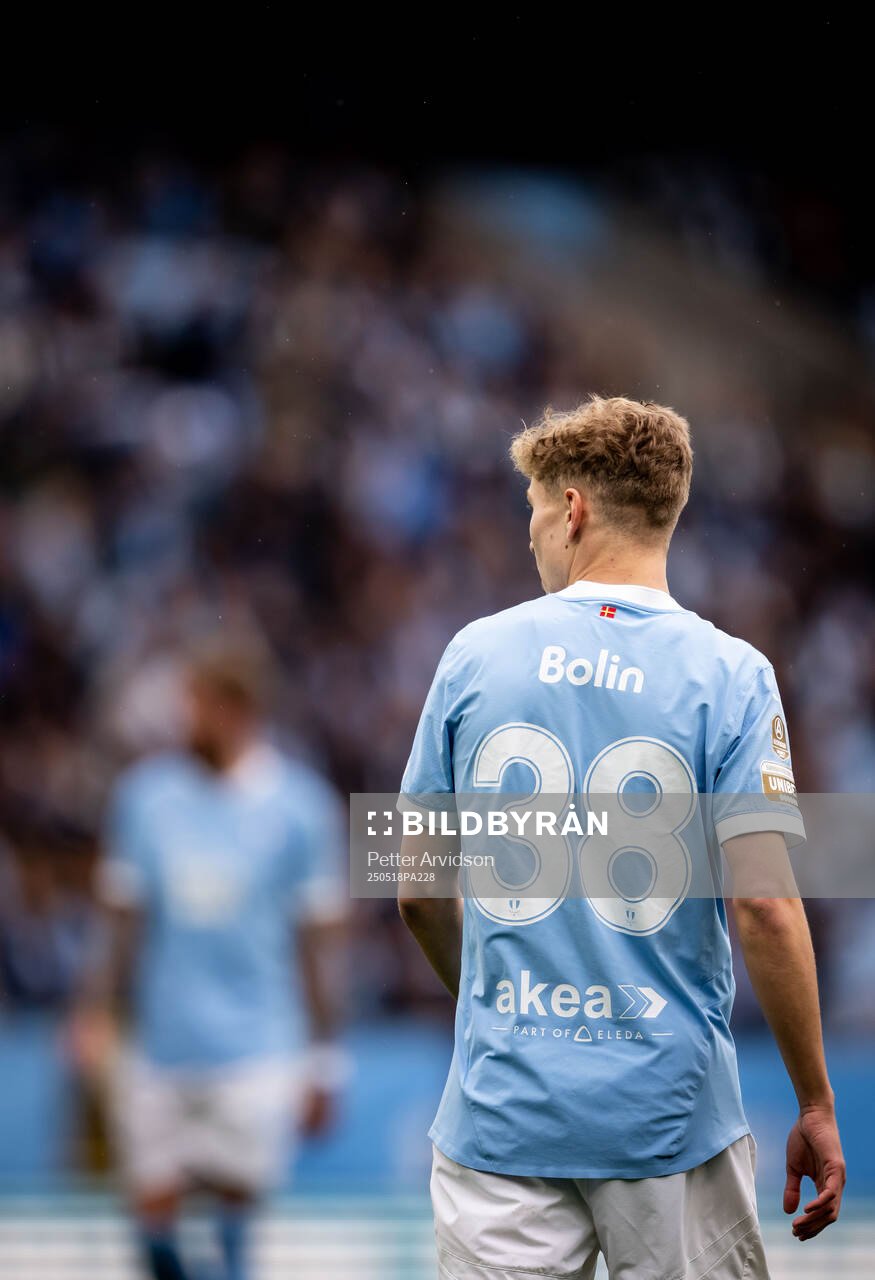 Malmö FFs Hugo Bolin under fotbollsmatchen i Allsvenskan mellan Malmö FF och Halmstad den 18 maj 2025 i Malmö. 