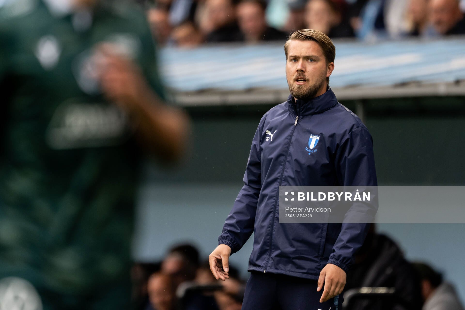 Malmö FFs assisterande tränare Theodor Olsson under fotbollsmatchen i Allsvenskan mellan Malmö FF och Halmstad den 18 maj 2025 i Malmö. 