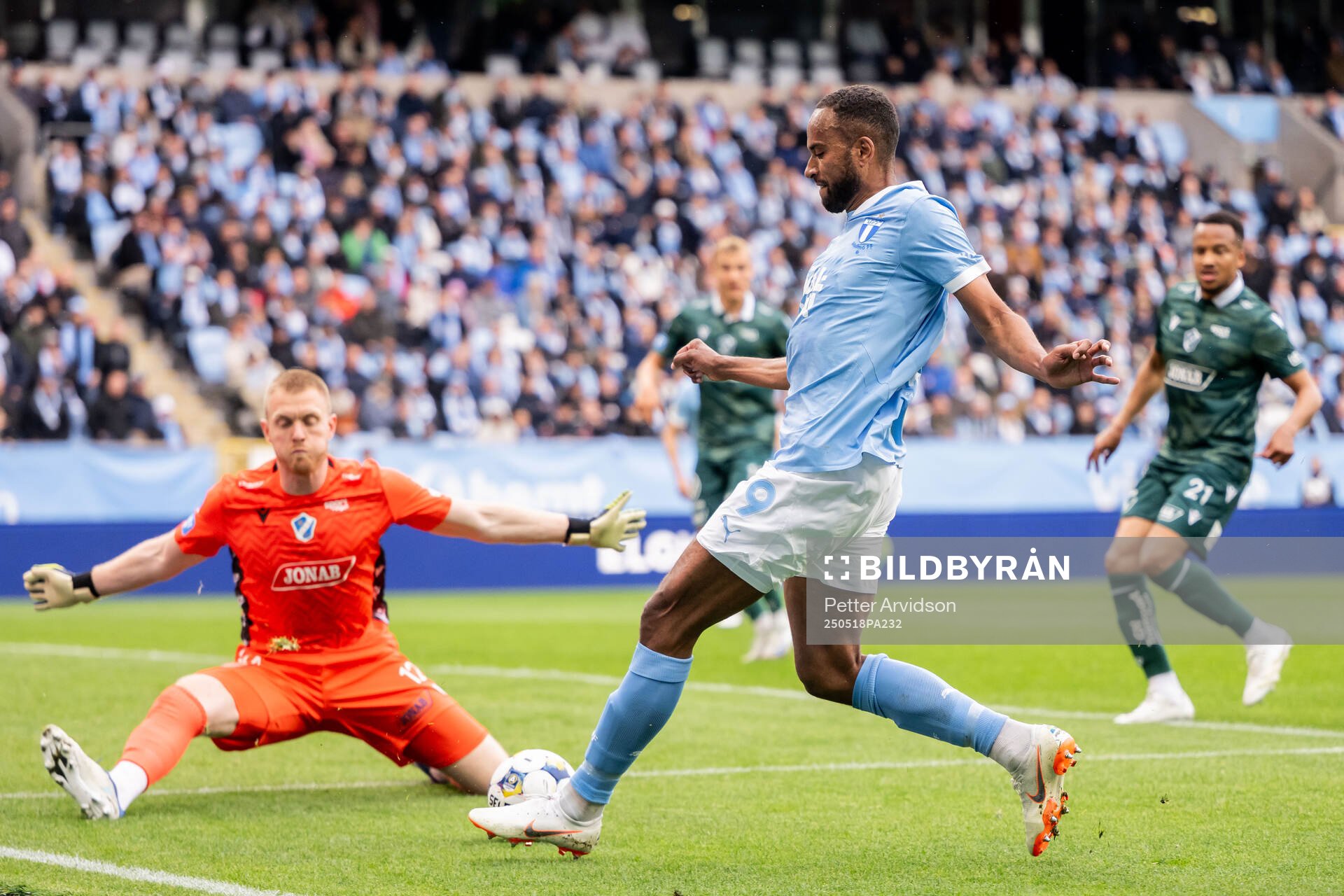 Halmstads målvakt Tim Erlandsson och Malmö FFs Isaac Kiese Thelin under fotbollsmatchen i Allsvenskan mellan Malmö FF och Halmstad den 18 maj 2025 i Malmö.