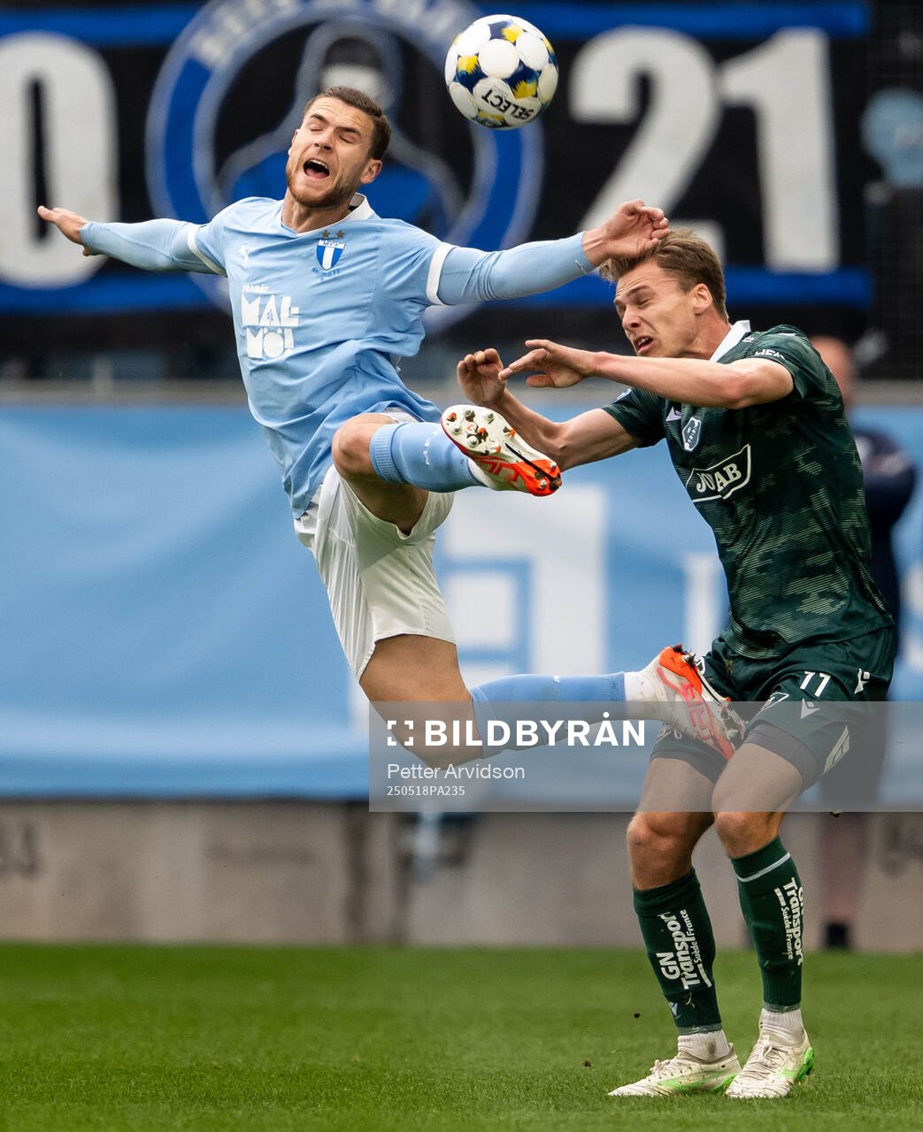 Malmö FFs Gabriel Busanello och Halmstads Villiam Granath under fotbollsmatchen i Allsvenskan mellan Malmö FF och Halmstad den 18 maj 2025 i Malmö.