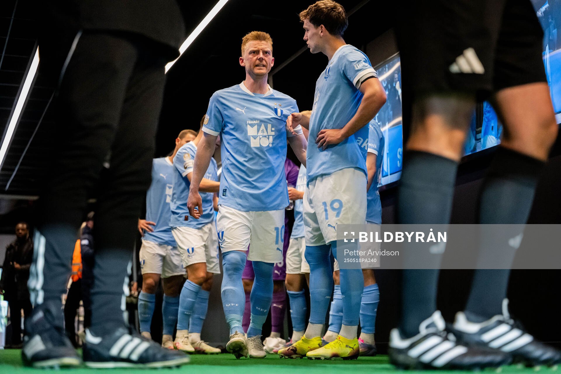 Malmö FFs Anders Christiansen och Colin Rösler inför andra halvlek under fotbollsmatchen i Allsvenskan mellan Malmö FF och Halmstad den 18 maj 2025 i Malmö.