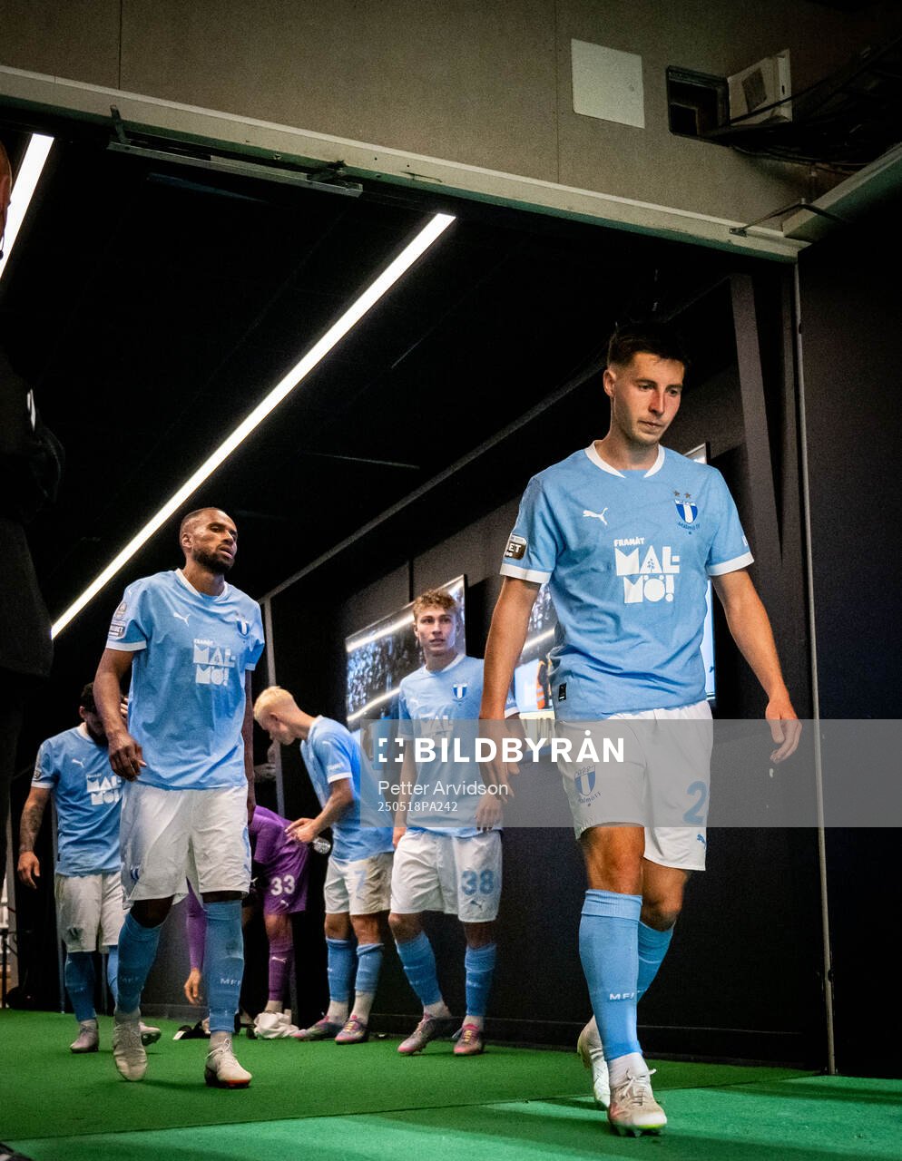 Malmö FFs Isaac Kiese Thelin och Lasse Berg Johnsen inför andra halvlek under fotbollsmatchen i Allsvenskan mellan Malmö FF och Halmstad den 18 maj 2025 i Malmö.