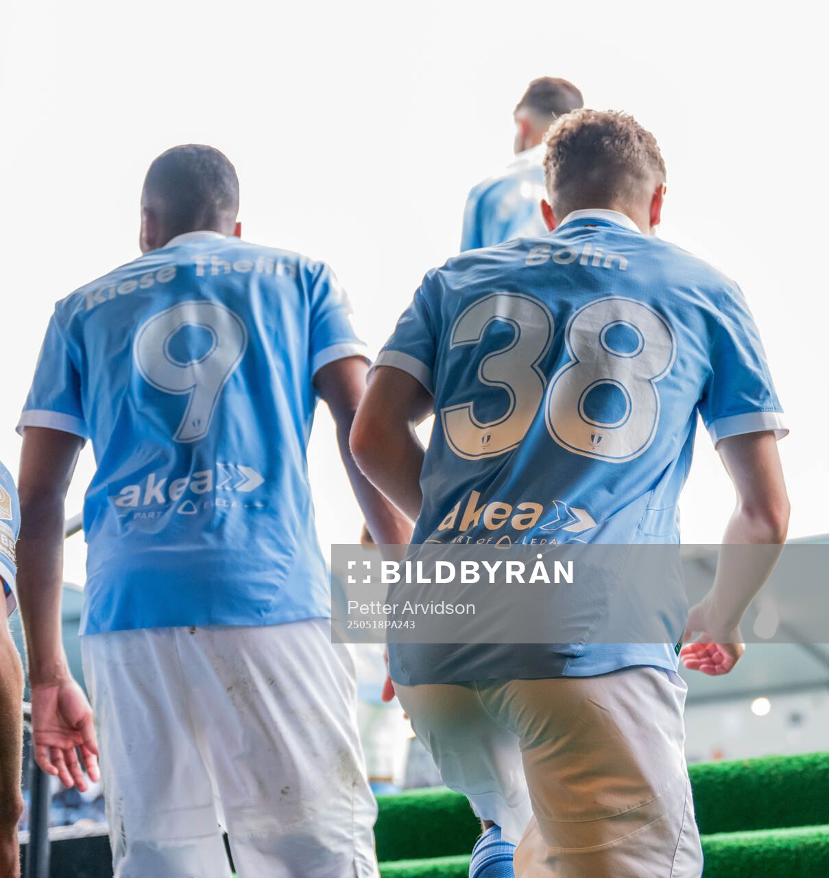 Malmö FFs Isaac Kiese Thelin och Hugo Bolin gör entré inför andra halvlek under fotbollsmatchen i Allsvenskan mellan Malmö FF och Halmstad den 18 maj 2025 i Malmö.