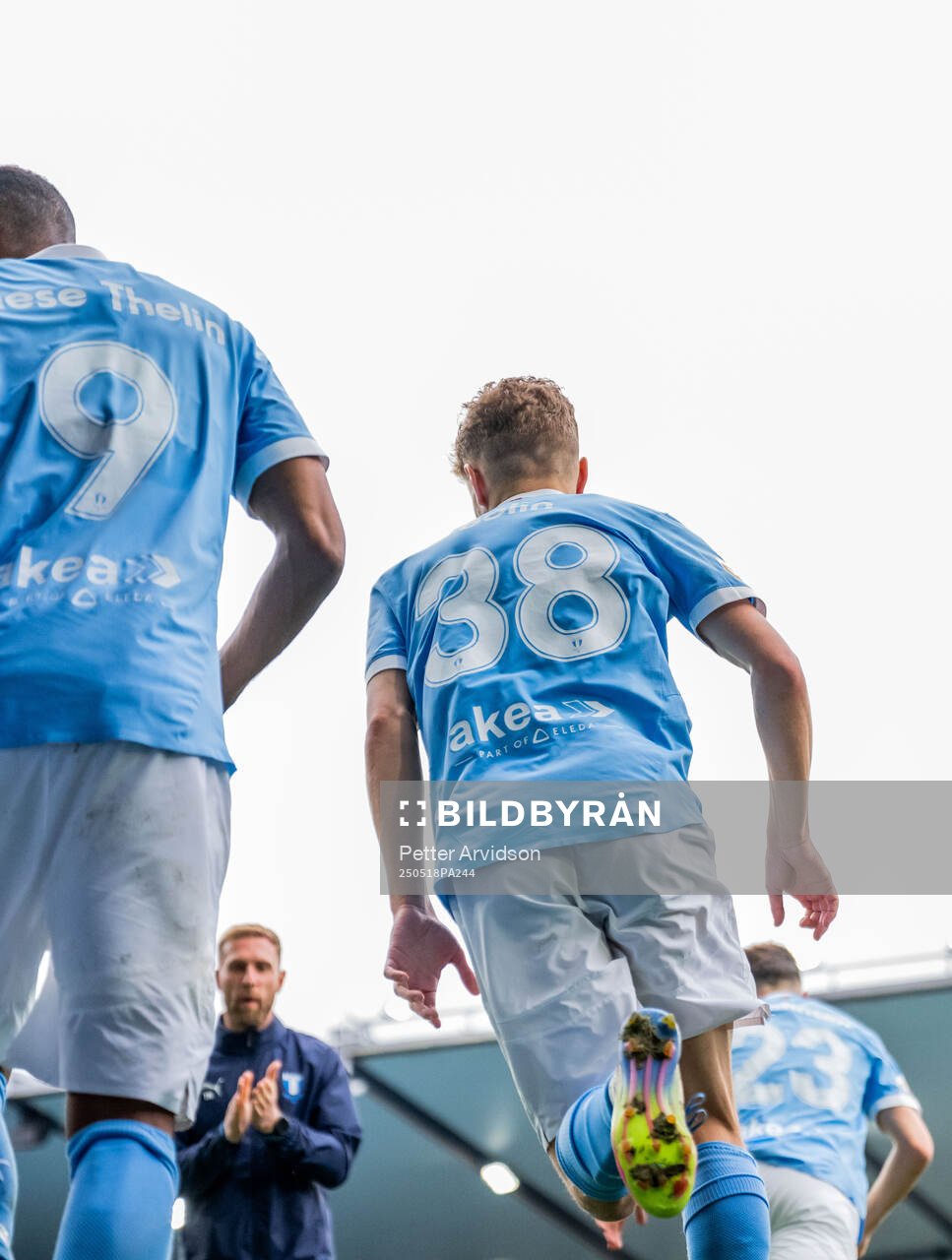 Malmö FFs Hugo Bolin gör entré inför andra halvlek under fotbollsmatchen i Allsvenskan mellan Malmö FF och Halmstad den 18 maj 2025 i Malmö.