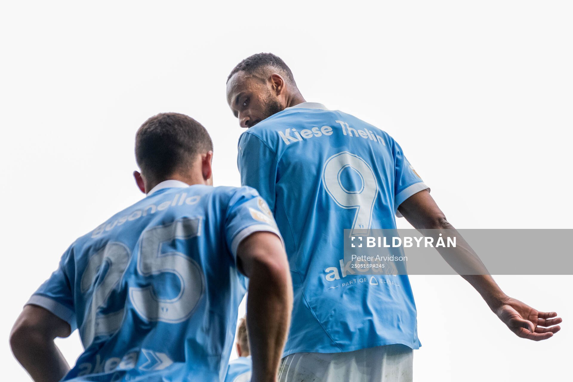 Malmö FFs Isaac Kiese Thelin gör entré inför andra halvlek under fotbollsmatchen i Allsvenskan mellan Malmö FF och Halmstad den 18 maj 2025 i Malmö.