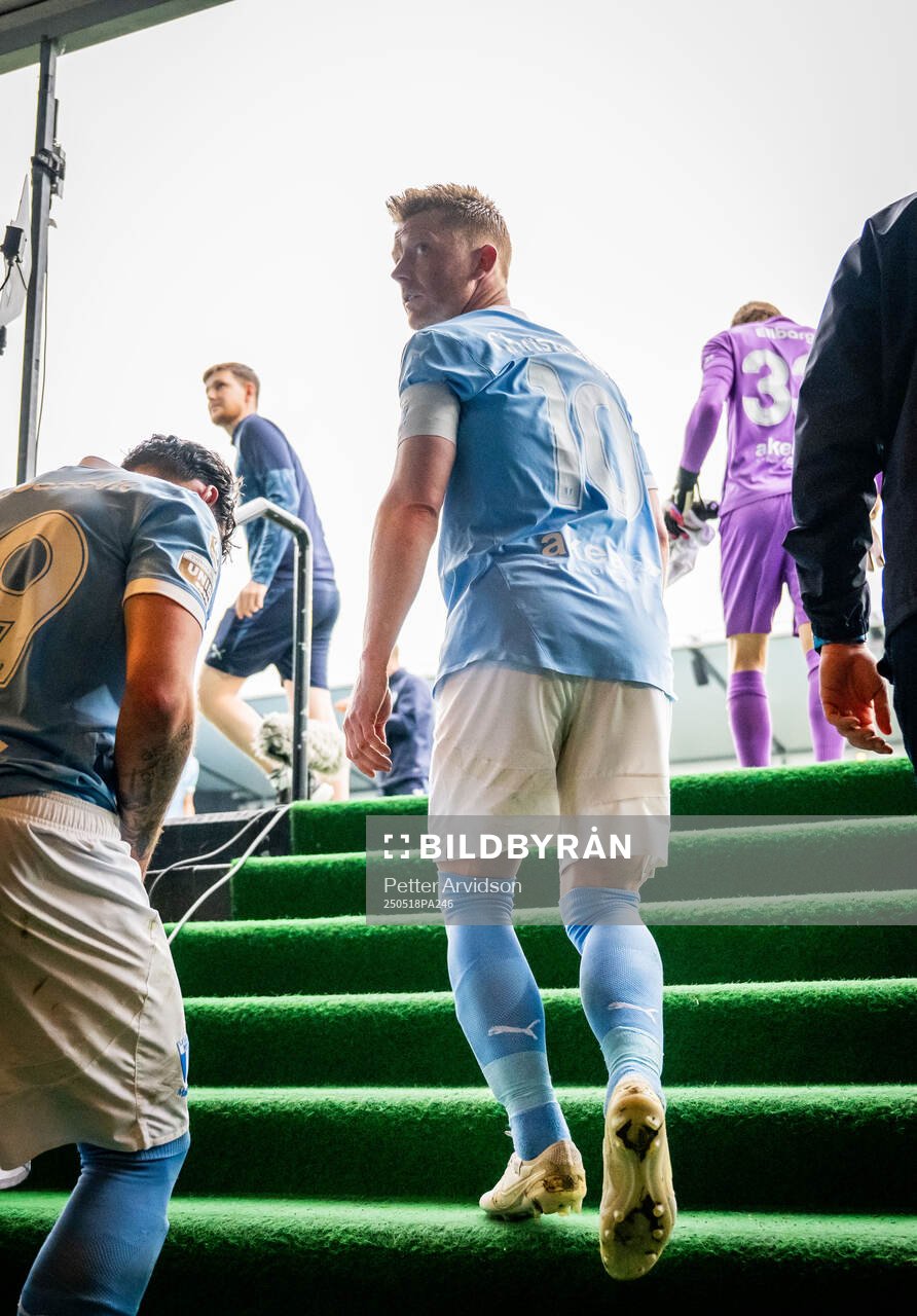 Malmö FFs Anders Christiansen gör entré inför andra halvlek under fotbollsmatchen i Allsvenskan mellan Malmö FF och Halmstad den 18 maj 2025 i Malmö.