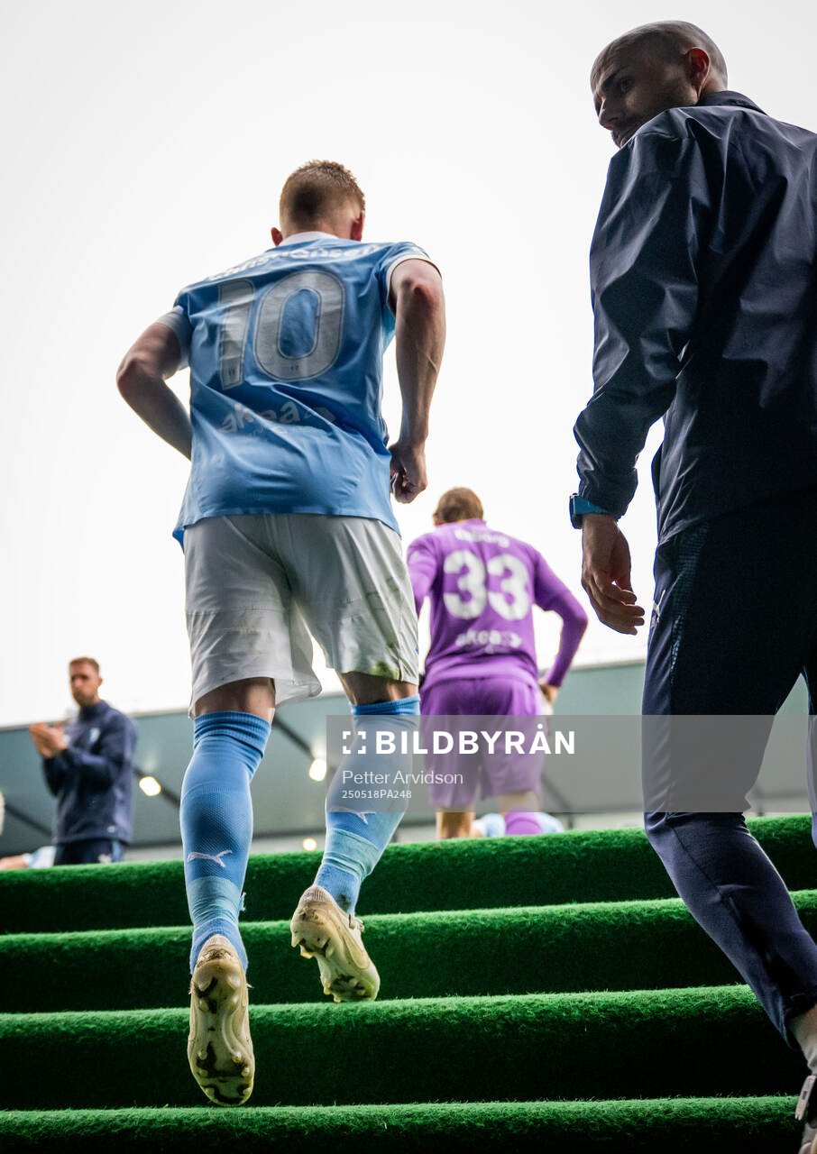 Malmö FFs Anders Christiansen gör entré inför andra halvlek under fotbollsmatchen i Allsvenskan mellan Malmö FF och Halmstad den 18 maj 2025 i Malmö.