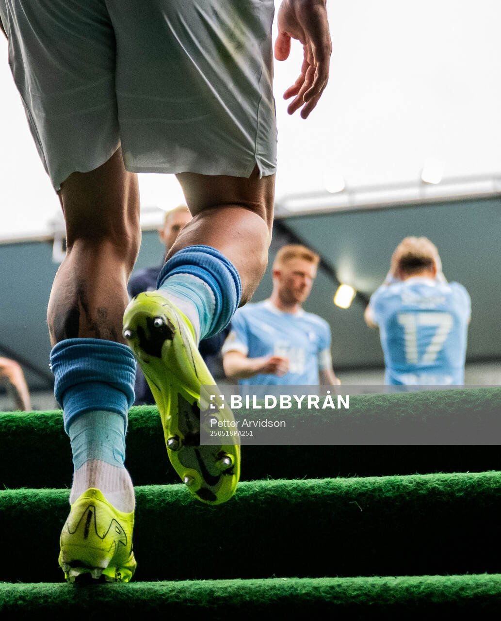 Malmö FFs Pontus Jansson gör entré inför andra halvlek under fotbollsmatchen i Allsvenskan mellan Malmö FF och Halmstad den 18 maj 2025 i Malmö.