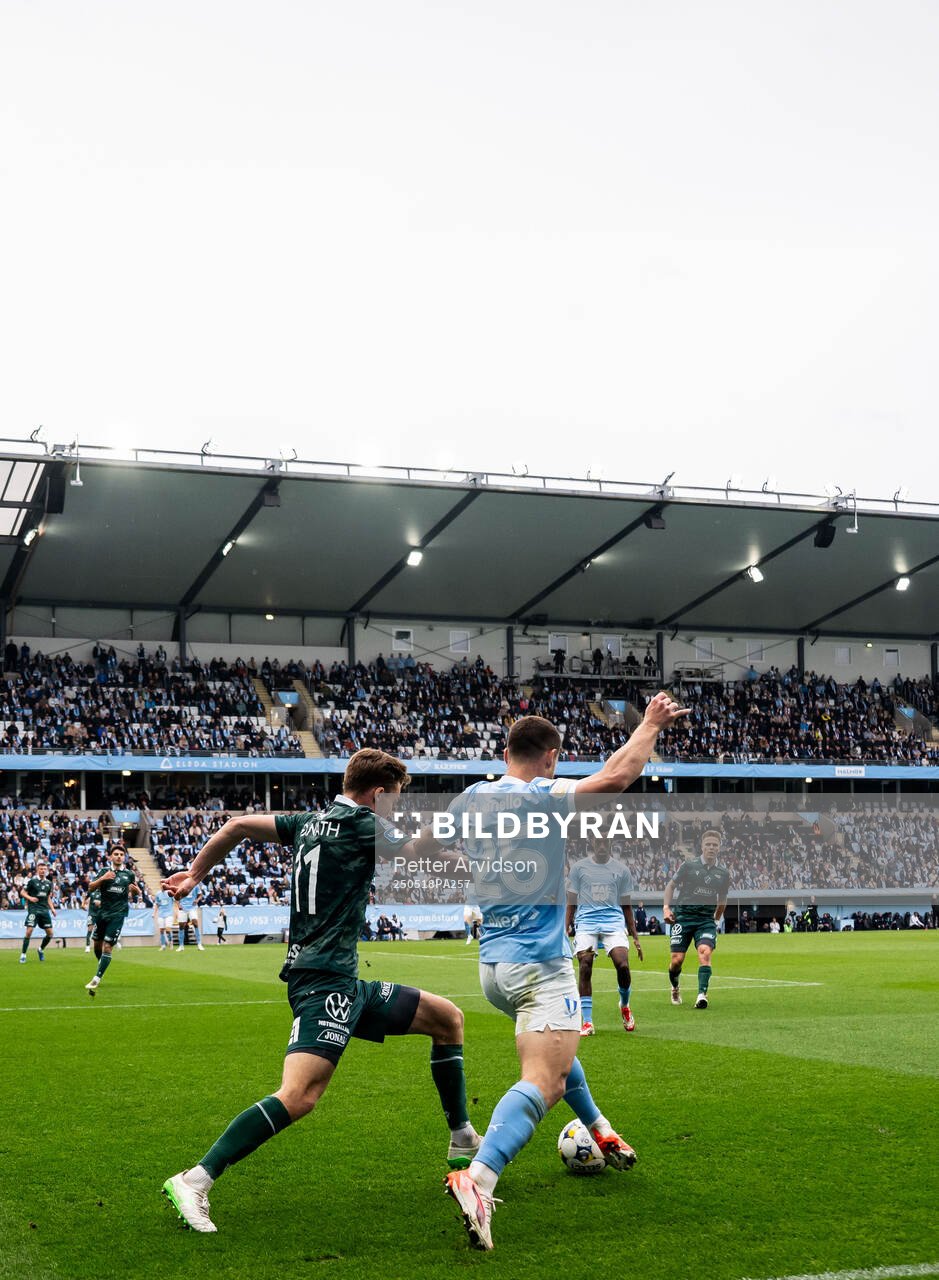 Halmstads Villiam Granath och Malmö FFs Gabriel Busanello under fotbollsmatchen i Allsvenskan mellan Malmö FF och Halmstad den 18 maj 2025 i Malmö.