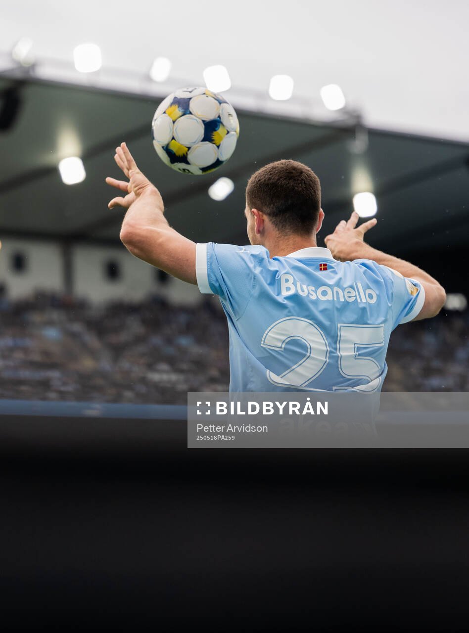 Malmö FFs Gabriel Busanello under fotbollsmatchen i Allsvenskan mellan Malmö FF och Halmstad den 18 maj 2025 i Malmö. 