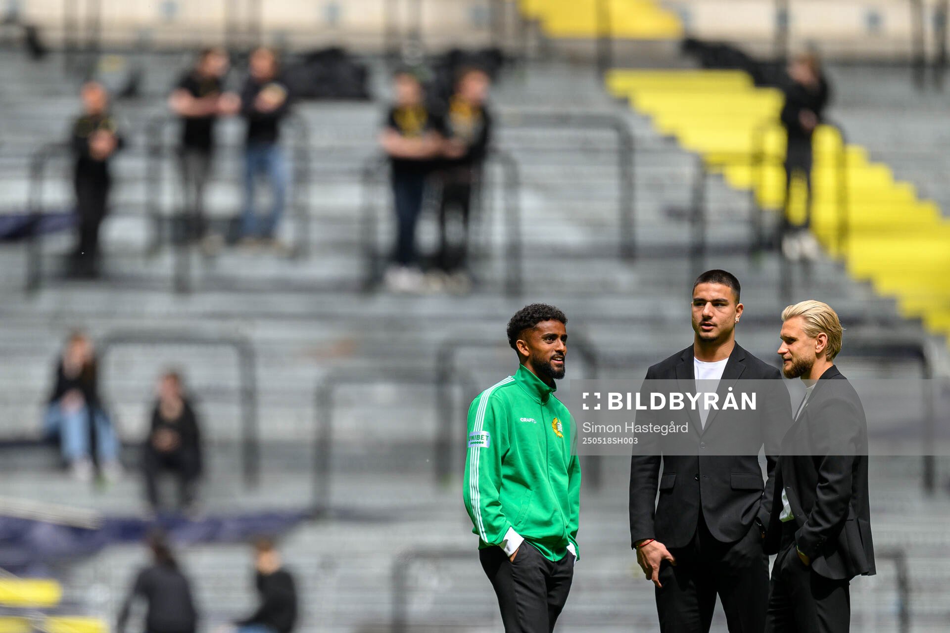 Hammarbys Tesfaldet Tekie, Jusef Erabi och Simon Strand inför fotbollsmatchen i Allsvenskan mellan AIK och Hammarby den 18 maj 2025 i Stockholm.