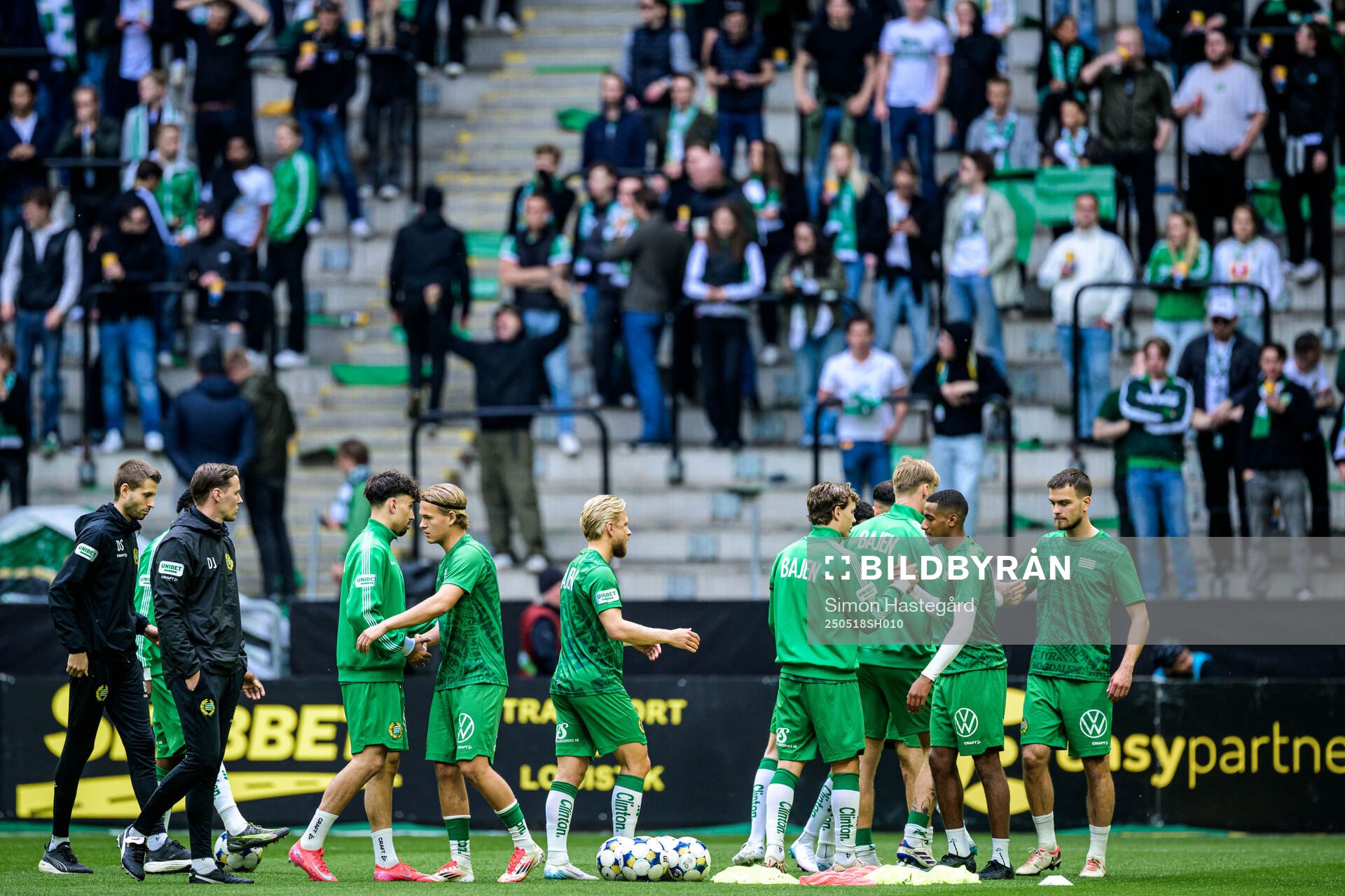 Hammarbys spelare inför fotbollsmatchen i Allsvenskan mellan AIK och Hammarby den 18 maj 2025 i Stockholm. 