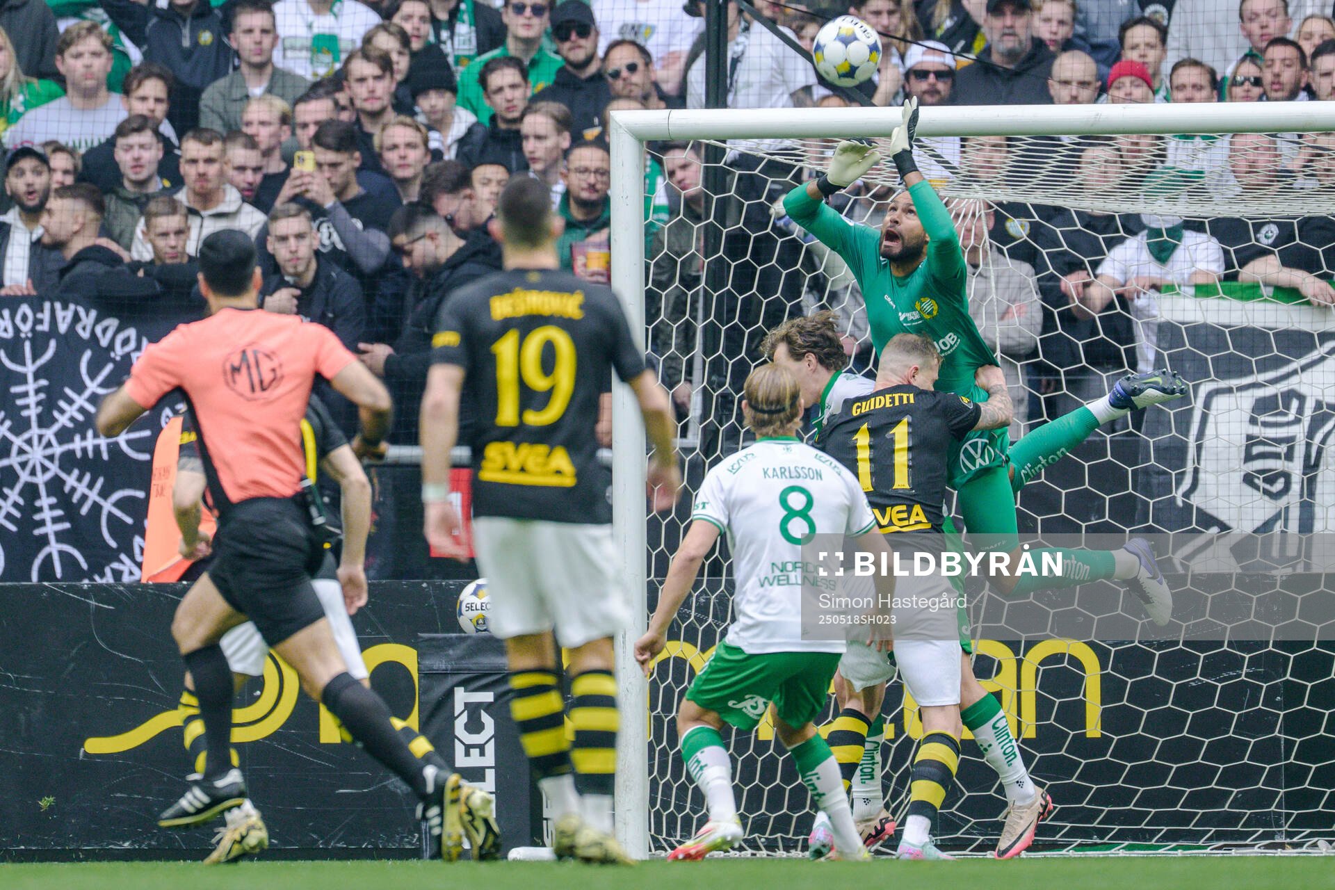 Hammarbys målvakt Warner Hahn och AIKs John Guidetti under fotbollsmatchen i Allsvenskan mellan AIK och Hammarby den 18 maj 2025 i Stockholm.