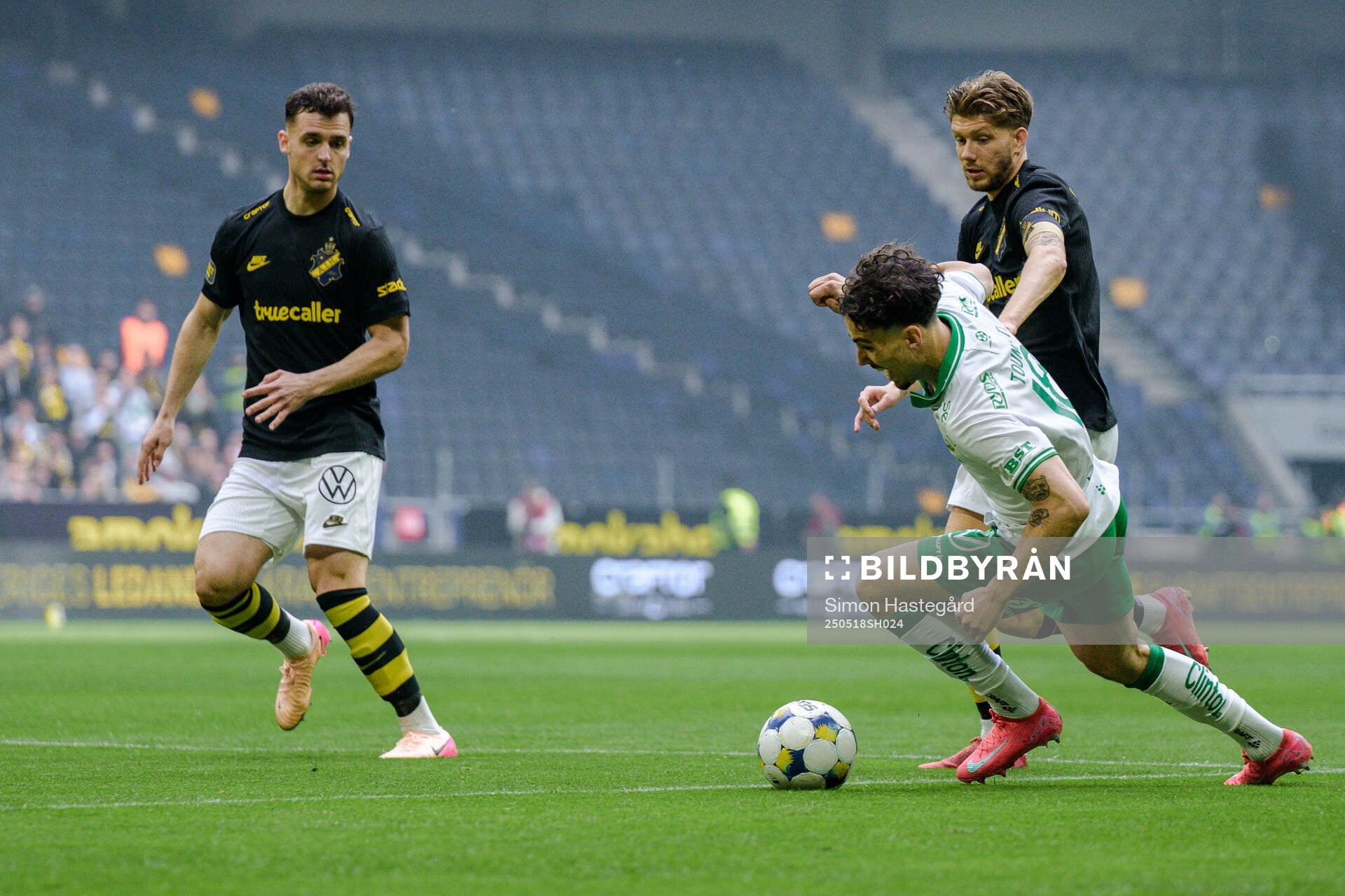Hammarbys Sebastian Tounekti och AIKs Anton Salétros under fotbollsmatchen i Allsvenskan mellan AIK och Hammarby den 18 maj 2025 i Stockholm.