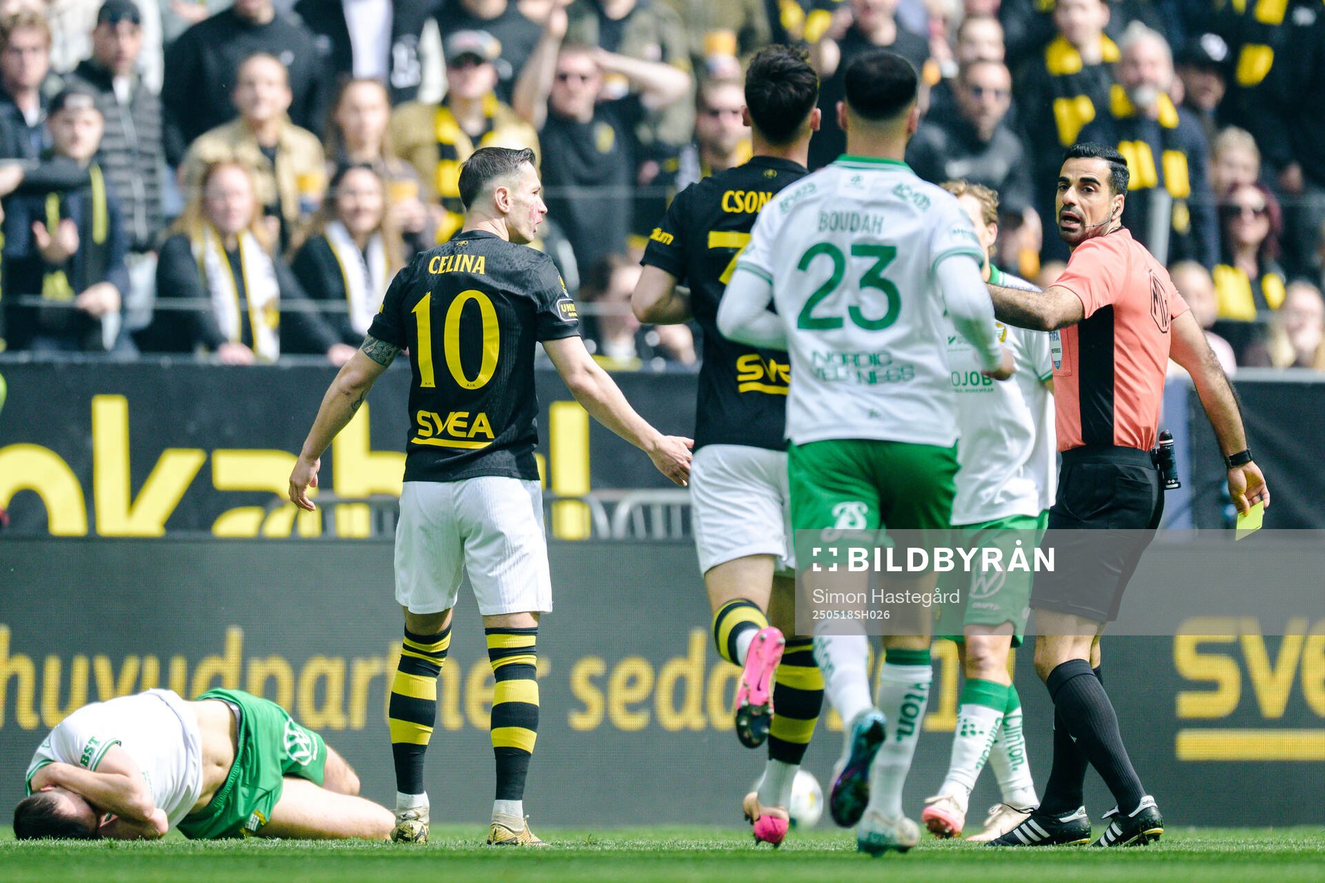 Hammarbys Pavle Vagic och AIKs Bersant Celina varnas under fotbollsmatchen i Allsvenskan mellan AIK och Hammarby den 18 maj 2025 i Stockholm.