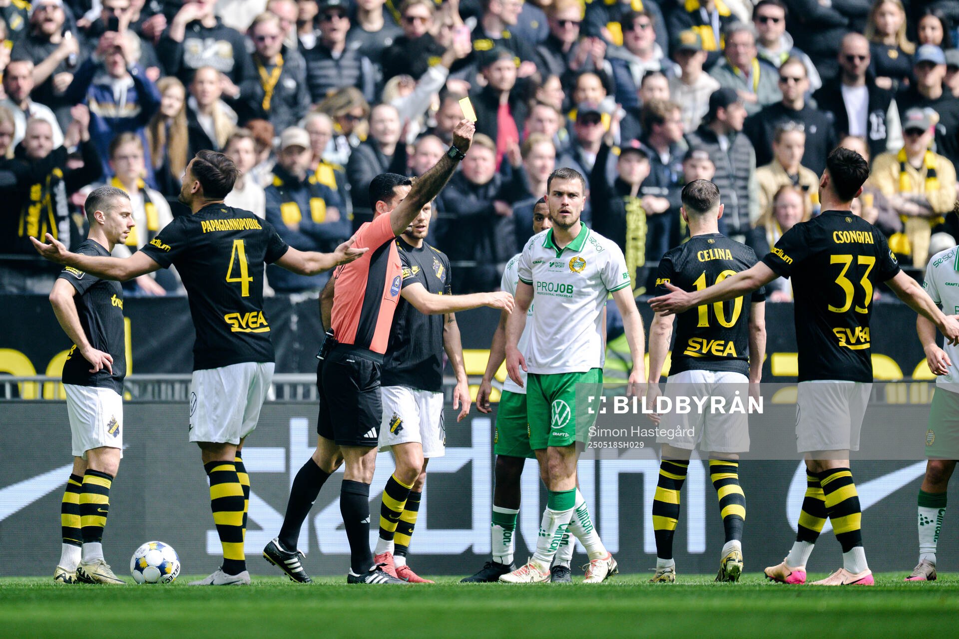 AIKs Bersant Celina och Hammarbys Pavle Vagic varnas under fotbollsmatchen i Allsvenskan mellan AIK och Hammarby den 18 maj 2025 i Stockholm.