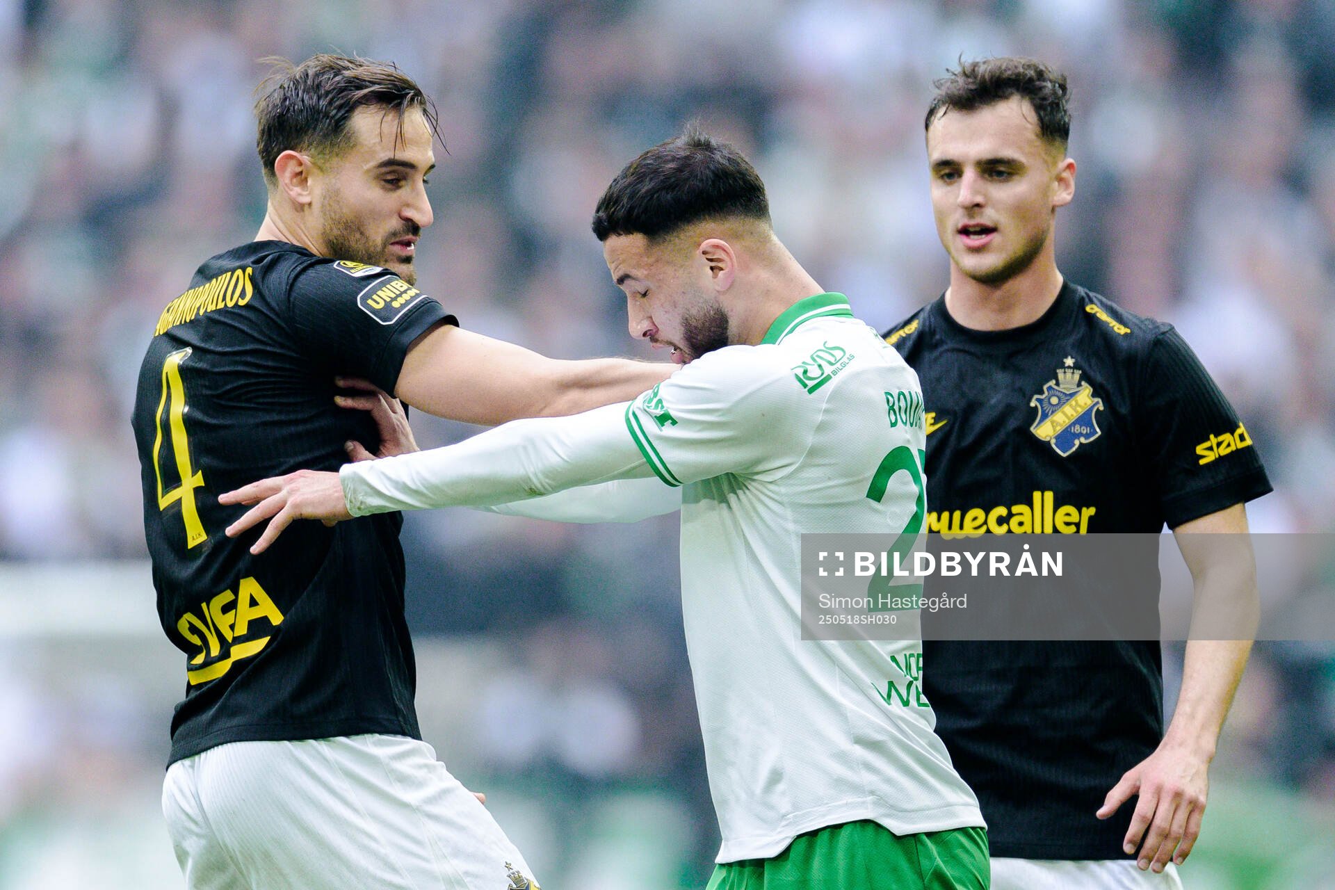 AIKs Sotirios Papagiannopoulos och Hammarbys Abdelrahman Boudah Saidi under fotbollsmatchen i Allsvenskan mellan AIK och Hammarby den 18 maj 2025 i Stockholm.