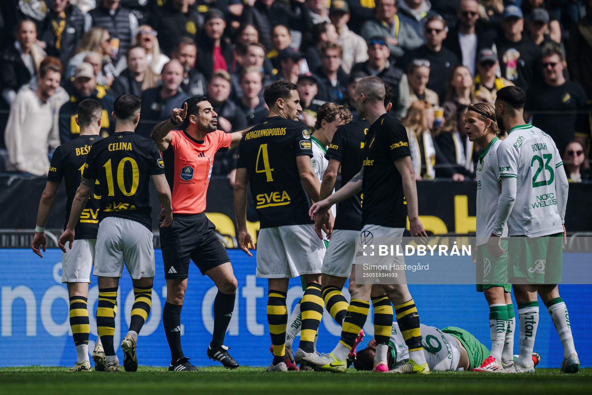 Domare Mohammed Al-Hakim under fotbollsmatchen i Allsvenskan mellan AIK och Hammarby den 18 maj 2025 i Stockholm. 