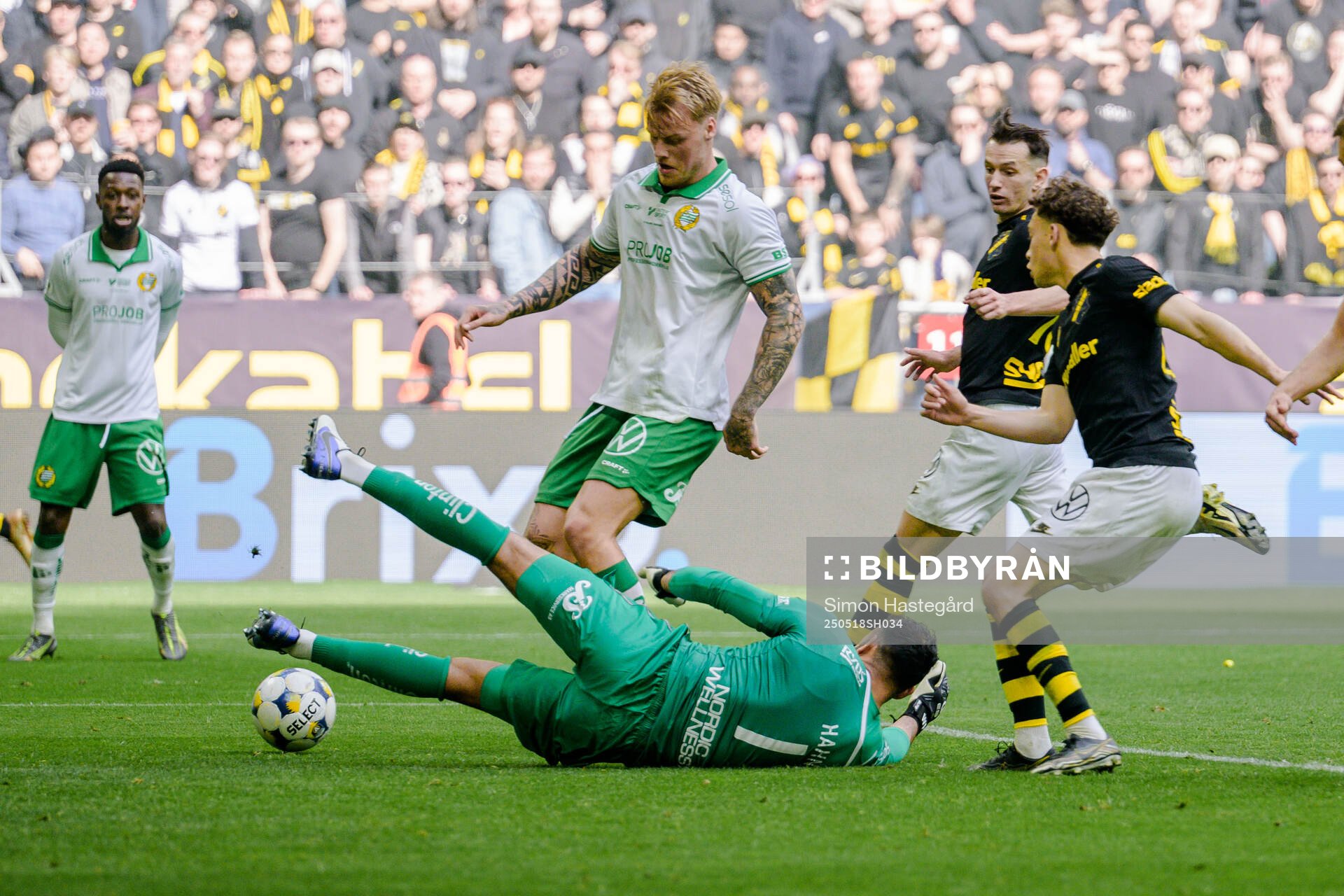 Hammarbys målvakt Warner Hahn räddar under fotbollsmatchen i Allsvenskan mellan AIK och Hammarby den 18 maj 2025 i Stockholm. 
