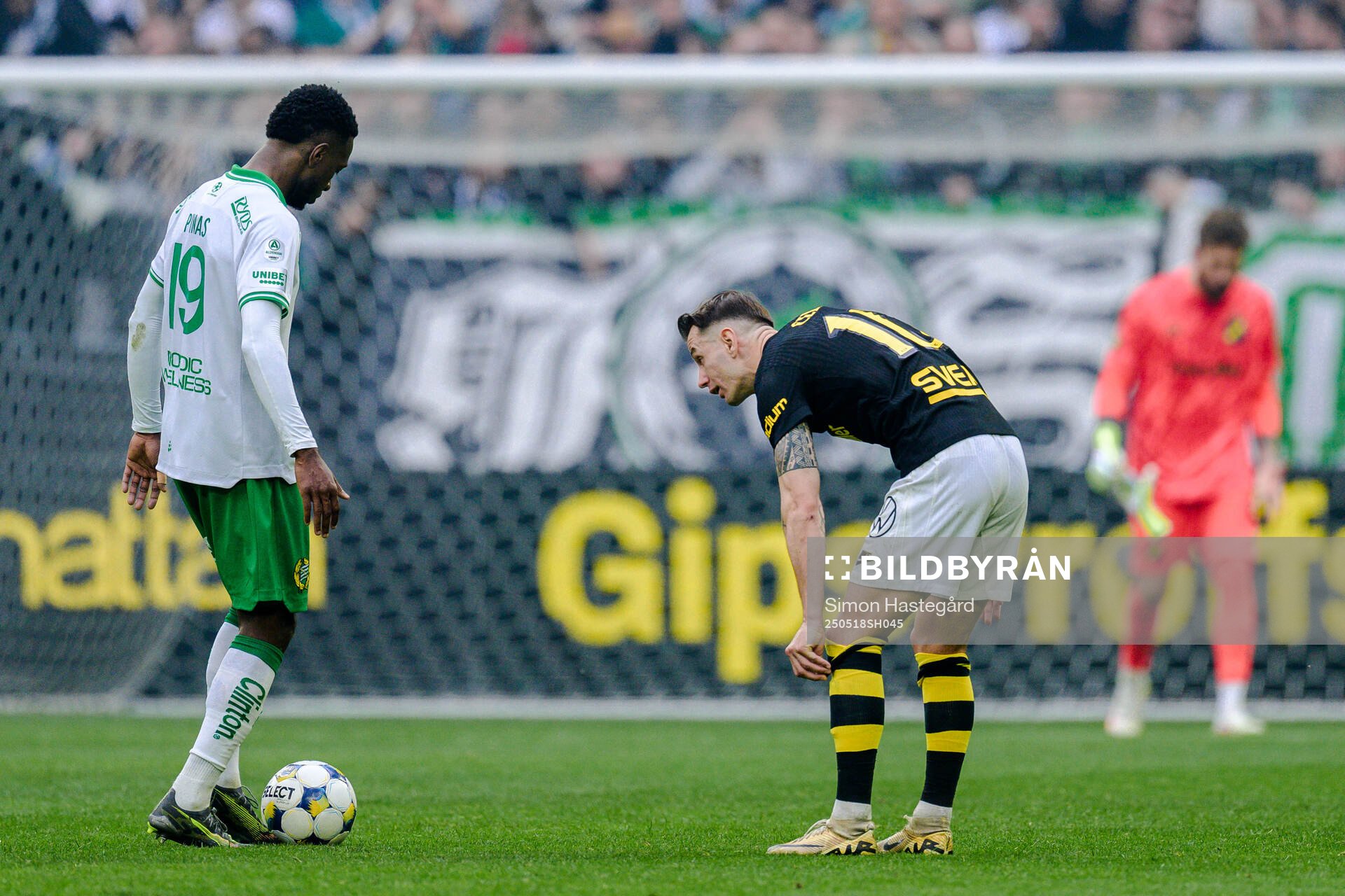 Hammarbys Shaquille Pinas och AIKs Bersant Celina efter fotbollsmatchen i Allsvenskan mellan AIK och Hammarby den 18 maj 2025 i Stockholm. 