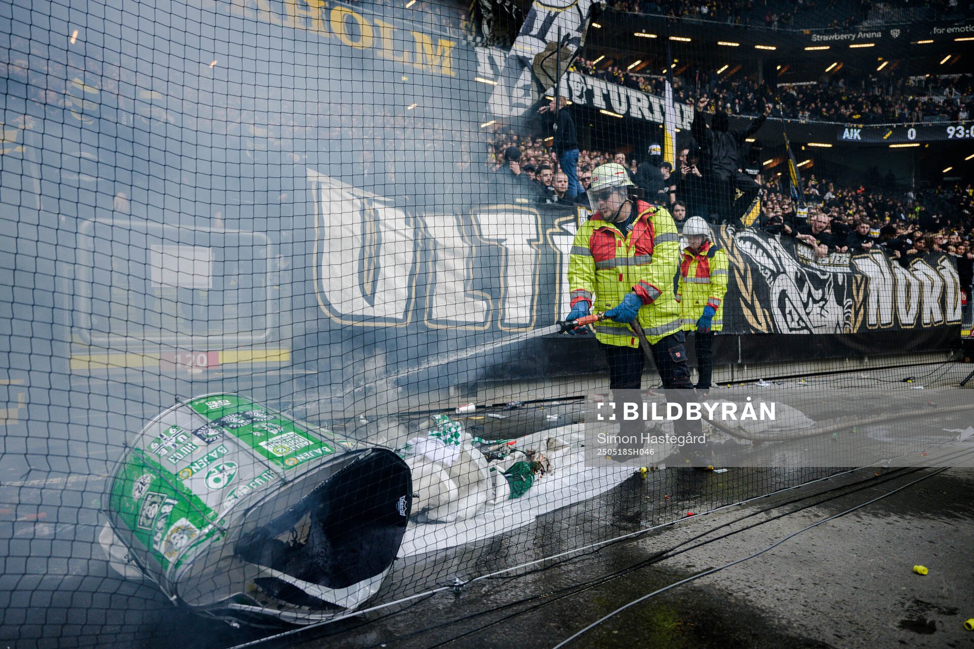 Brandman släcker en Hammarbys trumma framför AIKs