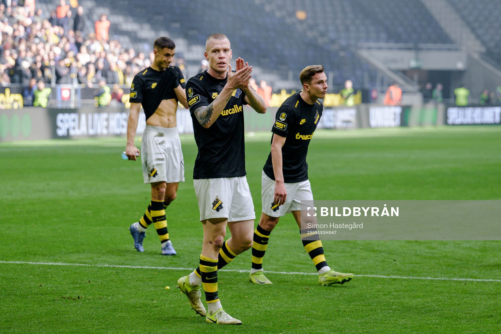 AIKs Thomas Poppler Isherwood efter fotbollsmatchen i Allsvenskan mellan AIK och Hammarby den 18 maj 2025 i Stockholm. 