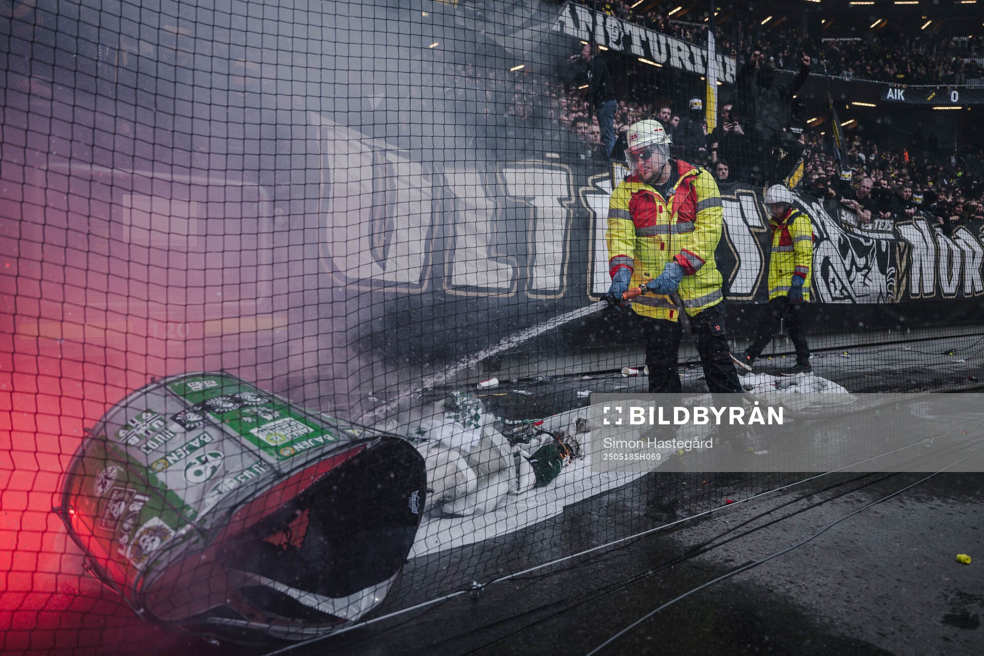 Brandman släcker en trumma tillhörande Hammarbys
