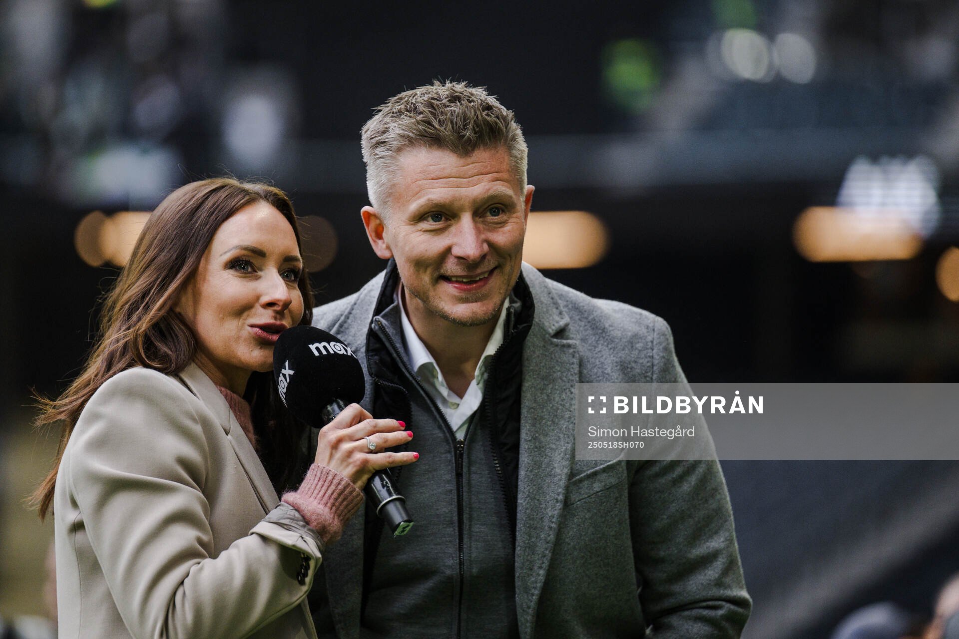 Max programledare Camilla Nordlund och AIKs tränare Mikkjal Thomassen under fotbollsmatchen i Allsvenskan mellan AIK och Hammarby den 18 maj 2025 i Stockholm.