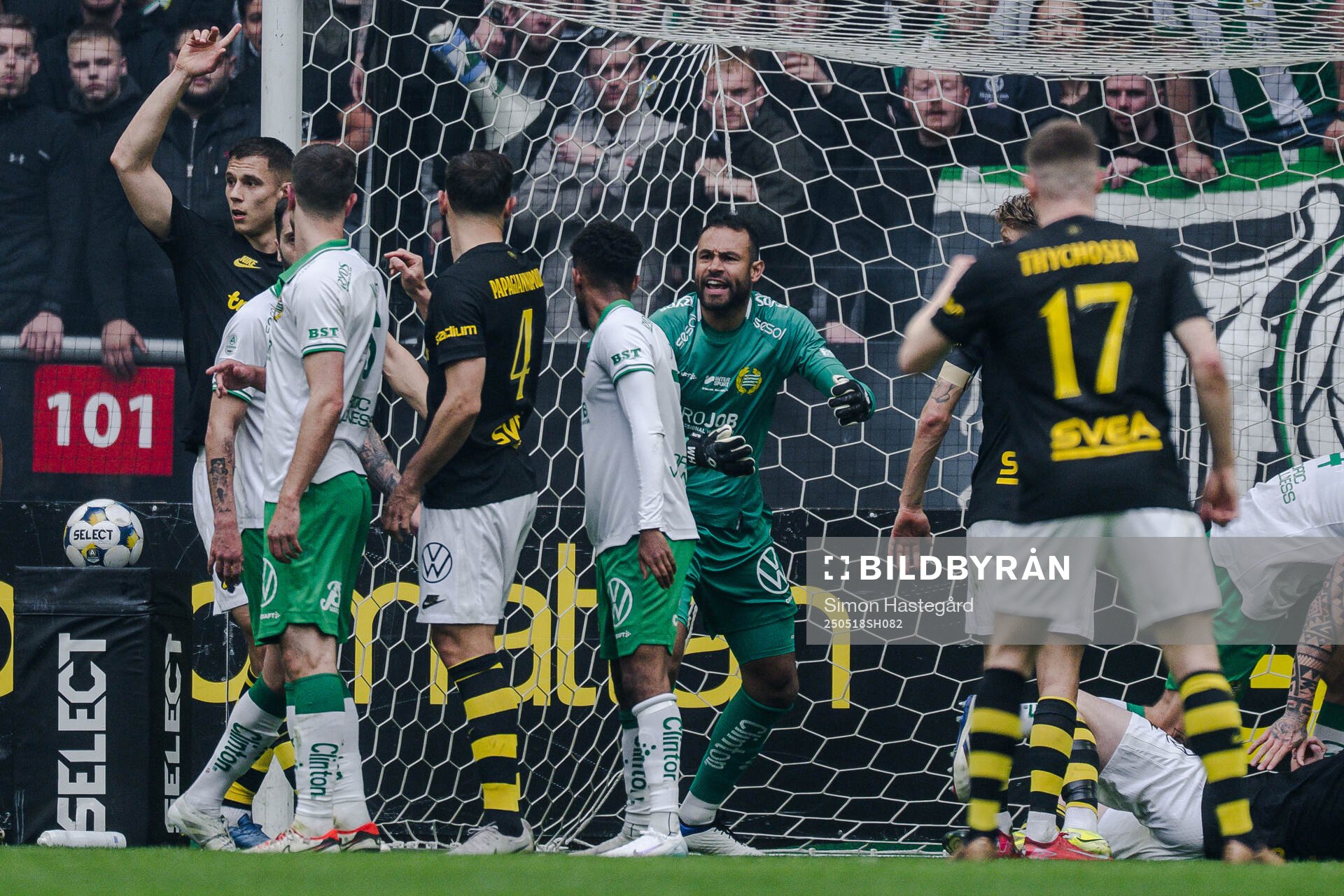 Hammarbys målvakt Warner Hahn under fotbollsmatchen i Allsvenskan mellan AIK och Hammarby den 18 maj 2025 i Stockholm. 
