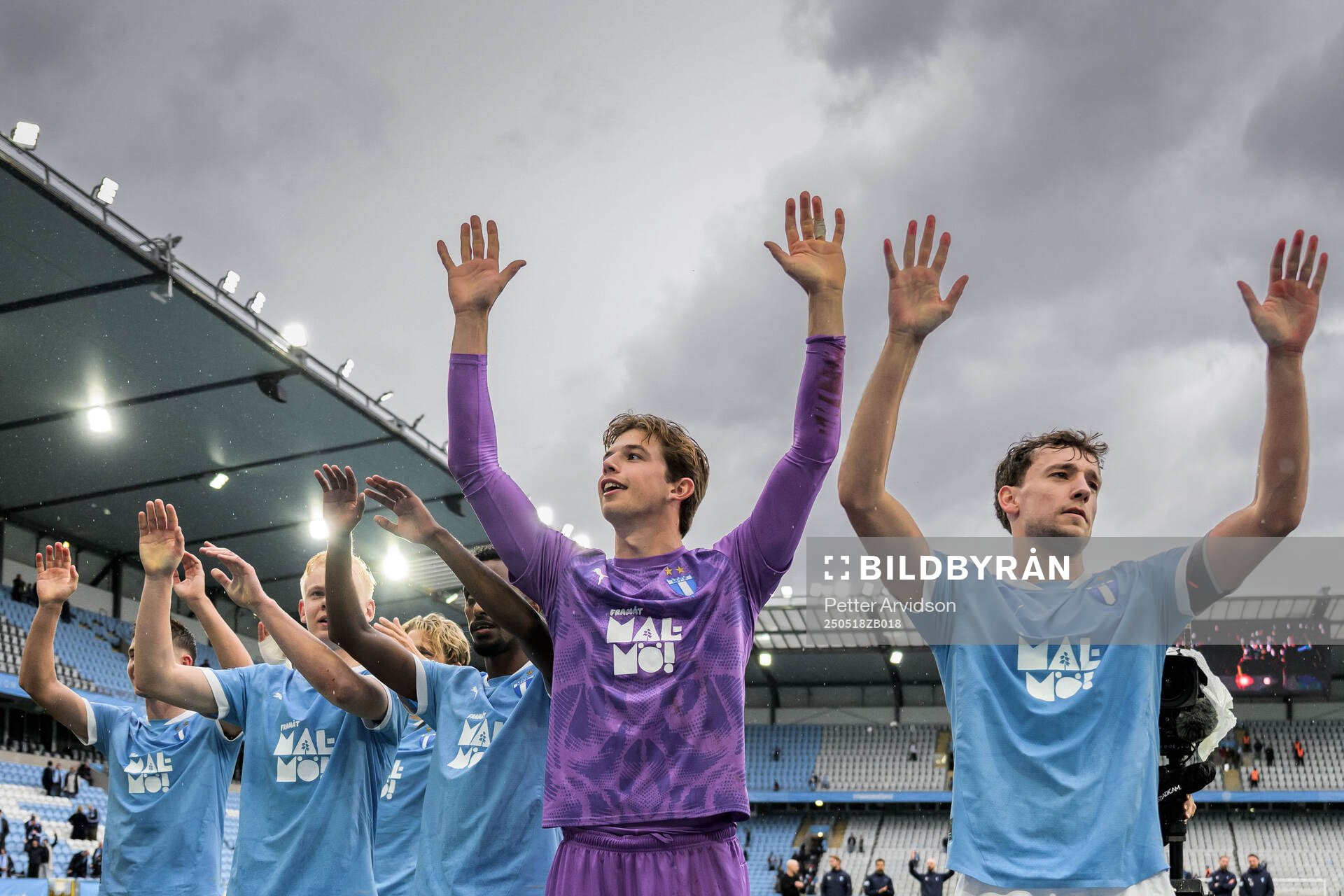 Malmö FFs målvakt Melker Ellborg och Colin Rösler jublar efter fotbollsmatchen i Allsvenskan mellan Malmö FF och Halmstad den 18 maj 2025 i Malmö.