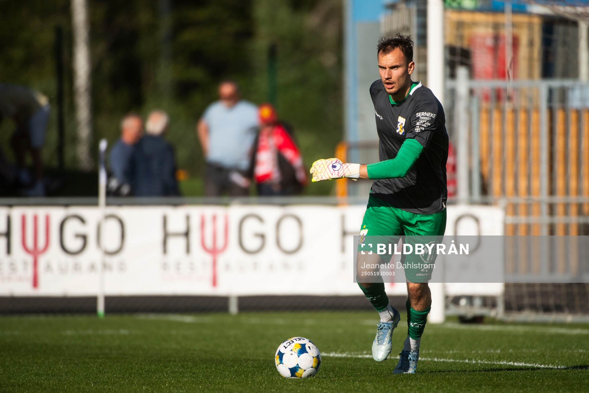 IFK Göteborgs målvakt Elis Bishesari inför fotbollsmatchen i Allsvenskan mellan Degerfors och IFK Göteborg den 19 maj 2025 i Degerfors.