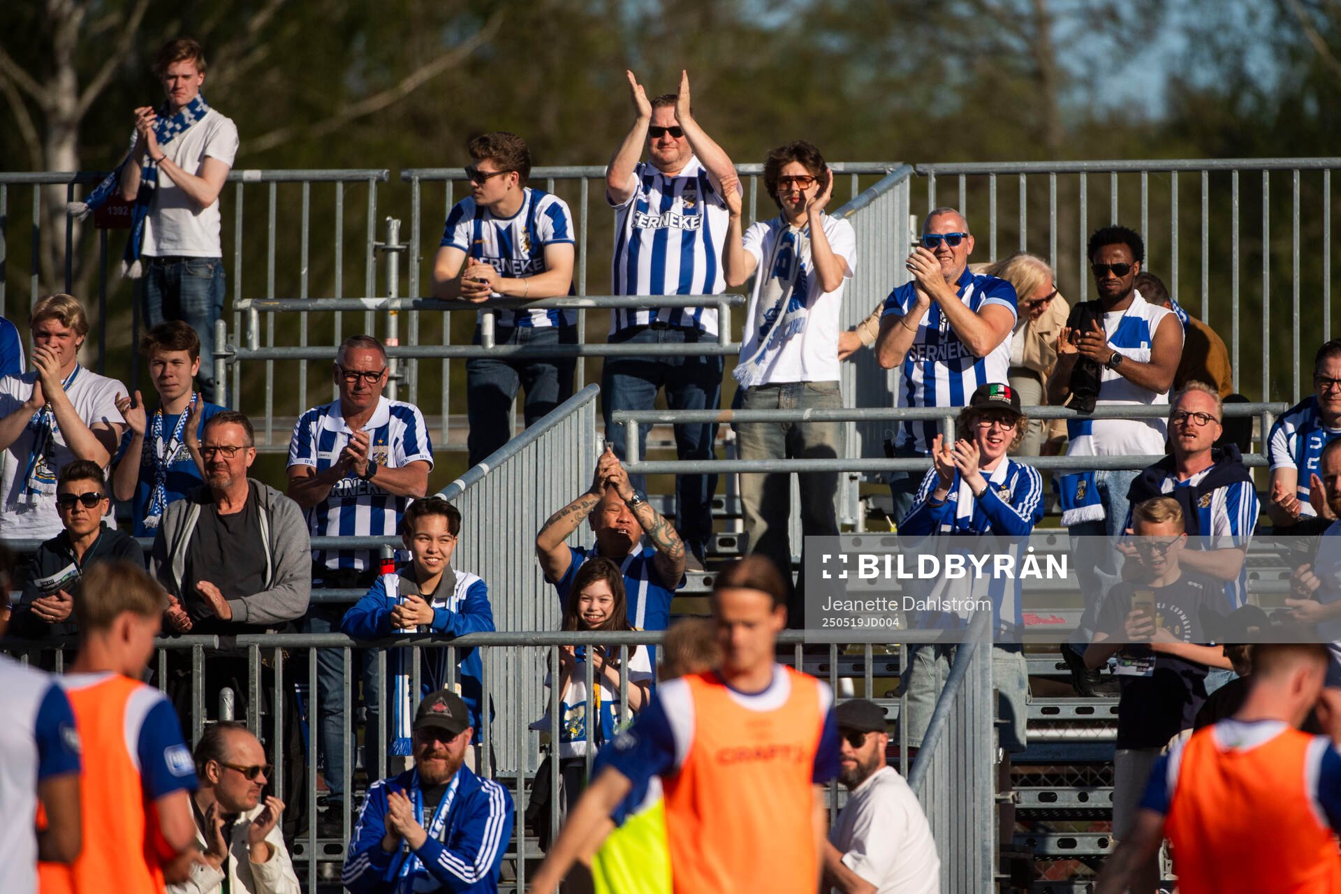 IFK Göteborgs supportar inför fotbollsmatchen i Allsvenskan mellan Degerfors och IFK Göteborg den 19 maj 2025 i Degerfors. 