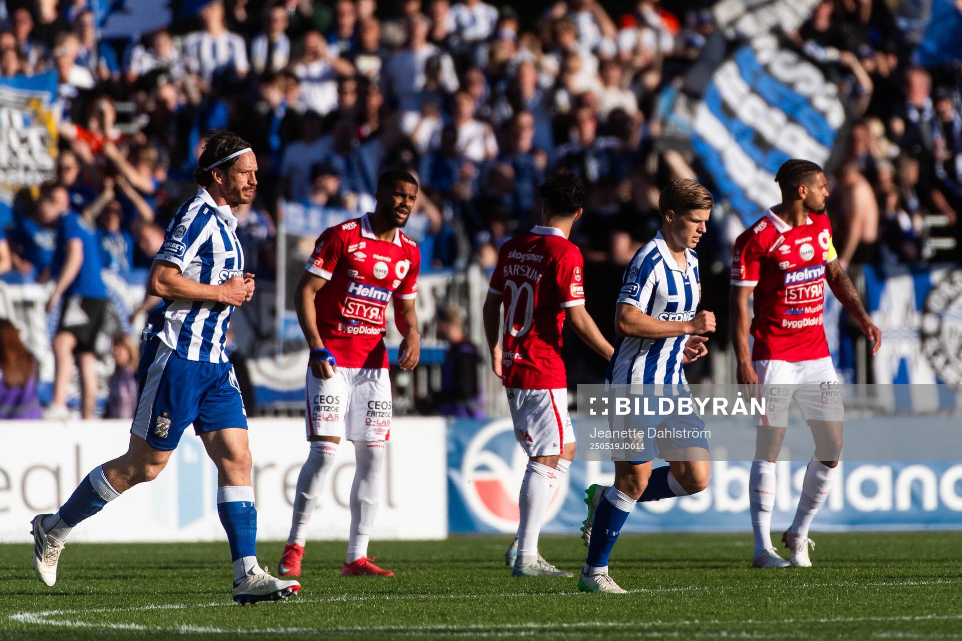 IFK Göteborgs Gustav Svensson och Felix Eriksson efter att Tobias Heintz (ej i bild) gjort 0-1 under fotbollsmatchen i Allsvenskan mellan Degerfors och IFK Göteborg den 19 maj 2025 i Degerfors.